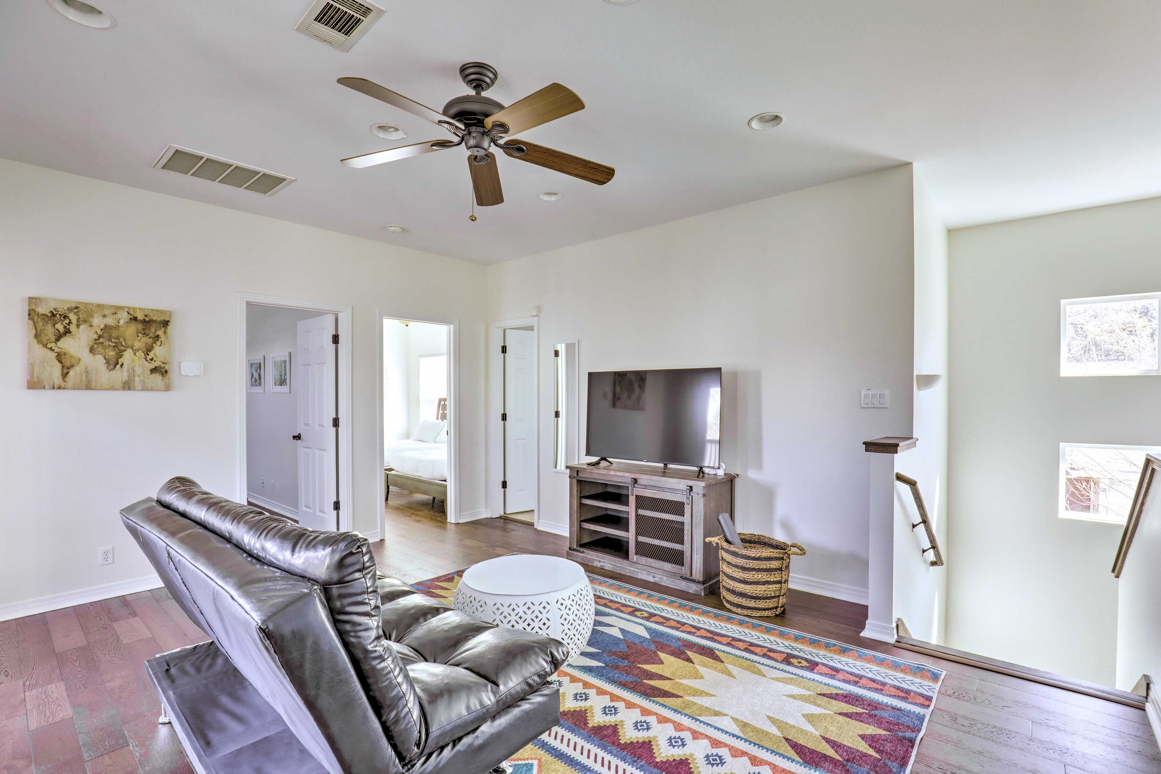 Loft | Smart TV w/ Cable