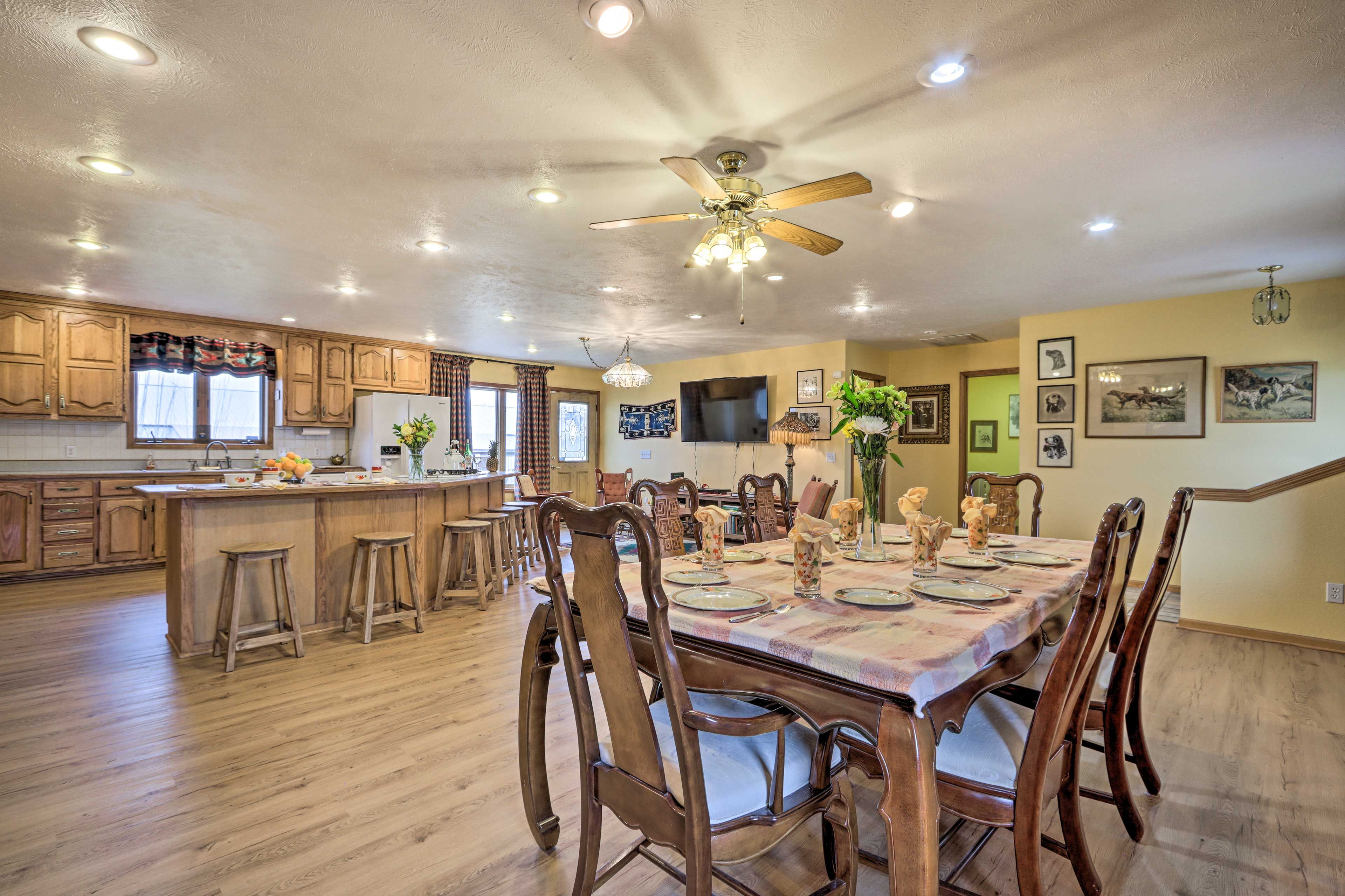 Dining Area | 6-Person Dining Table