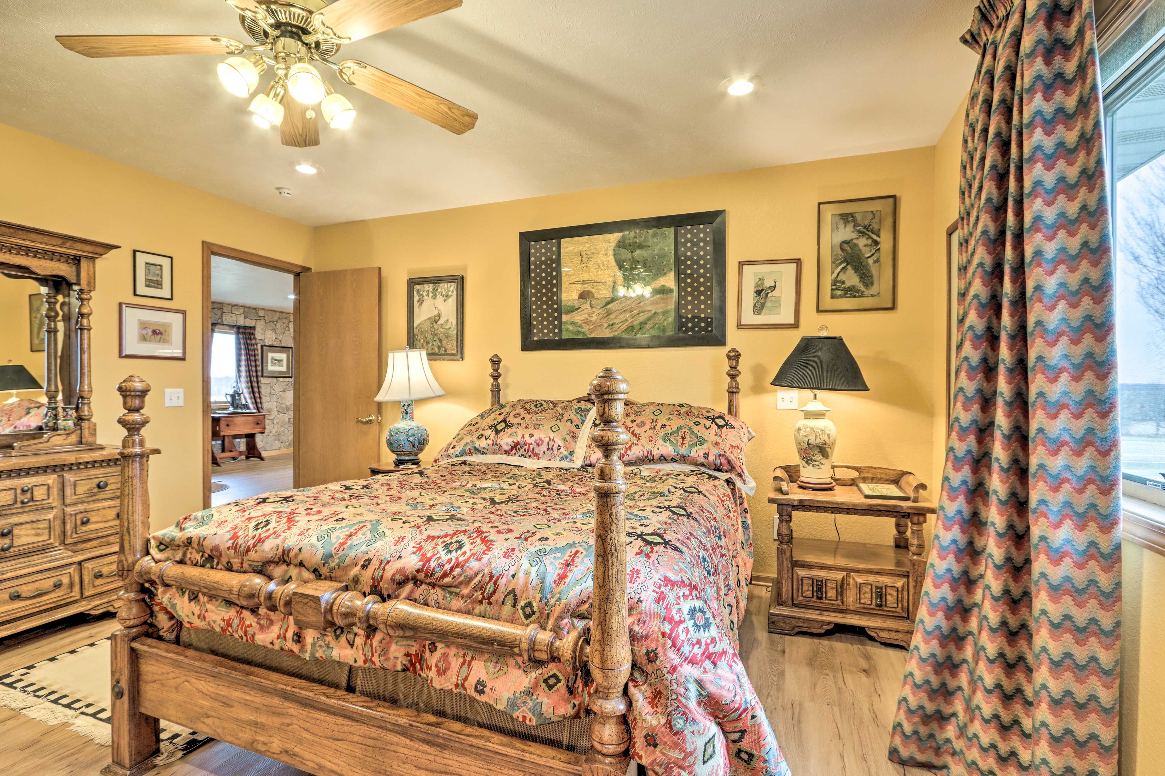 Bedroom 1 | Queen Bed | En-Suite Bathroom
