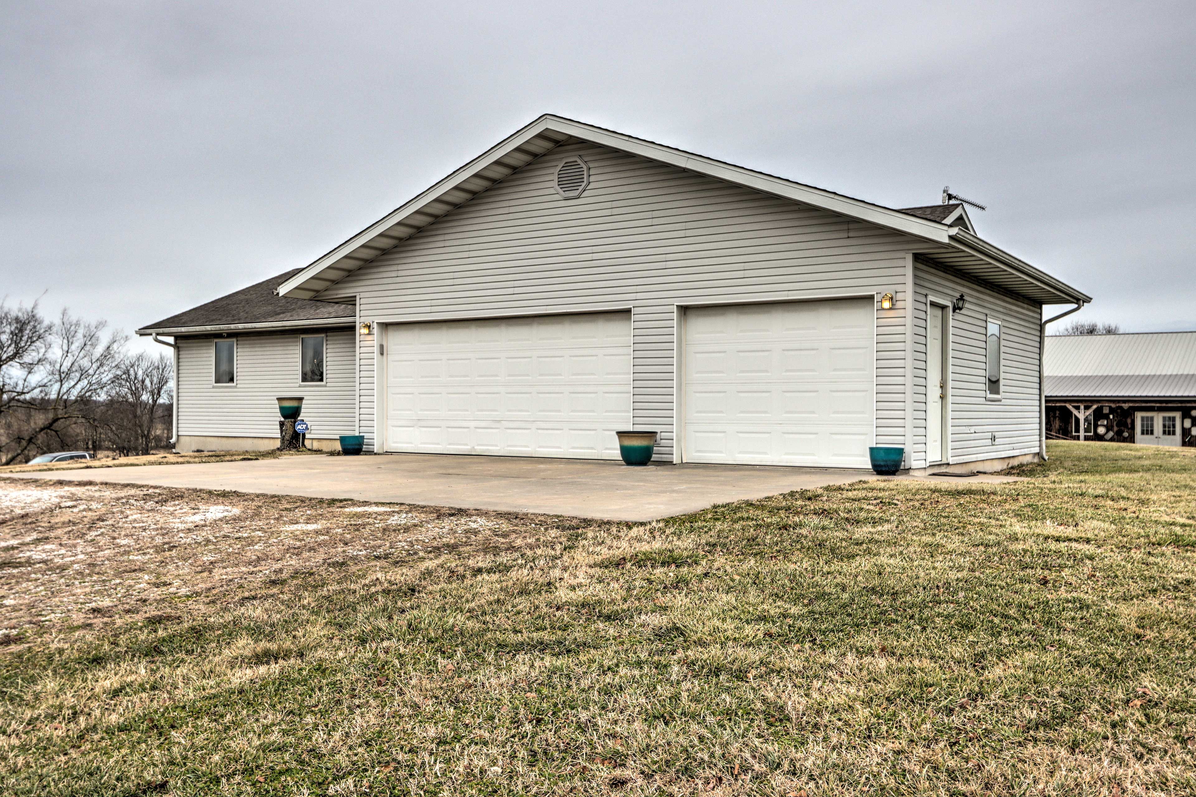 Parking | Driveway (2 Vehicles) | Street, RV & Trailer Parking Available