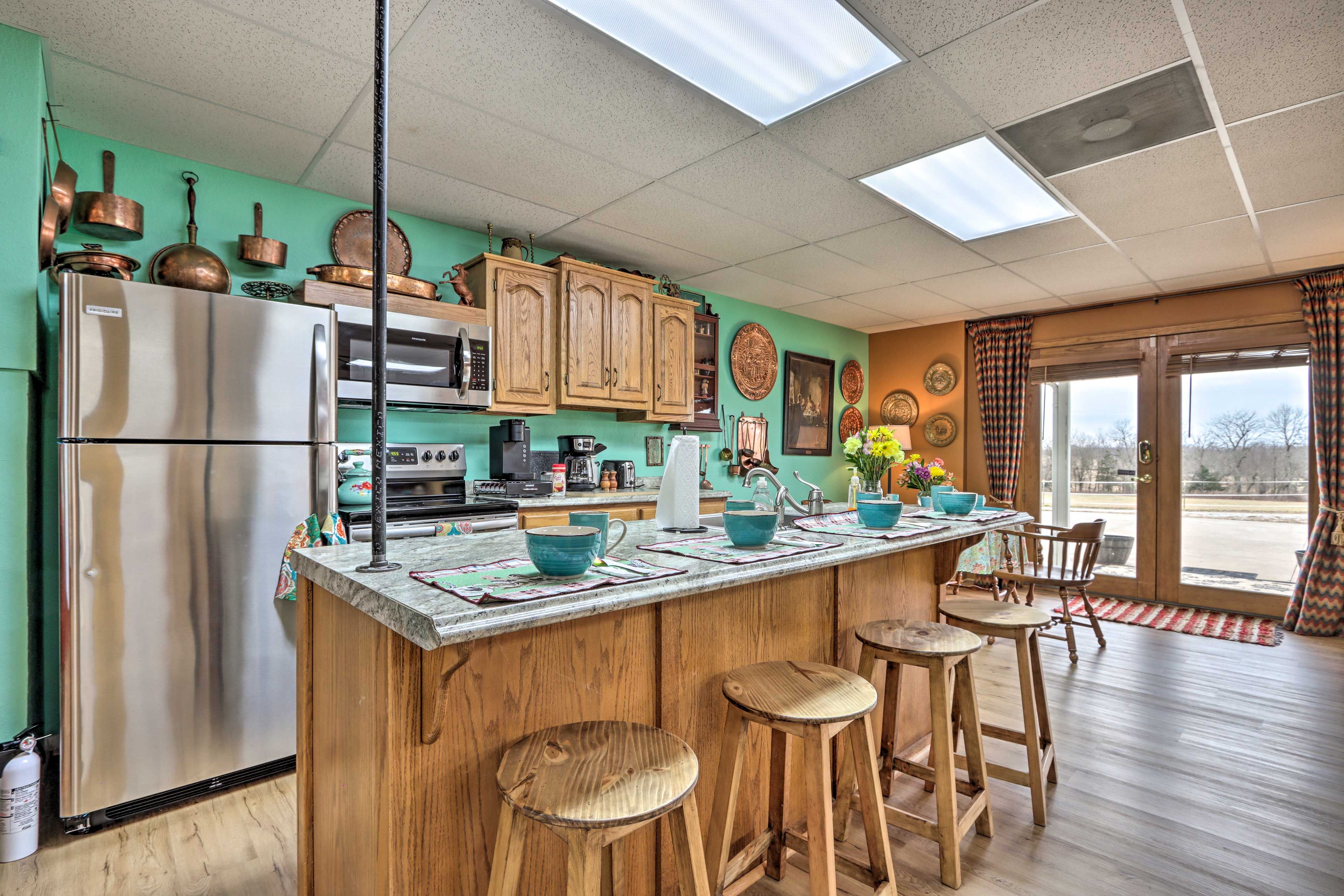 Kitchen | Trash Bags & Paper Towels Provided