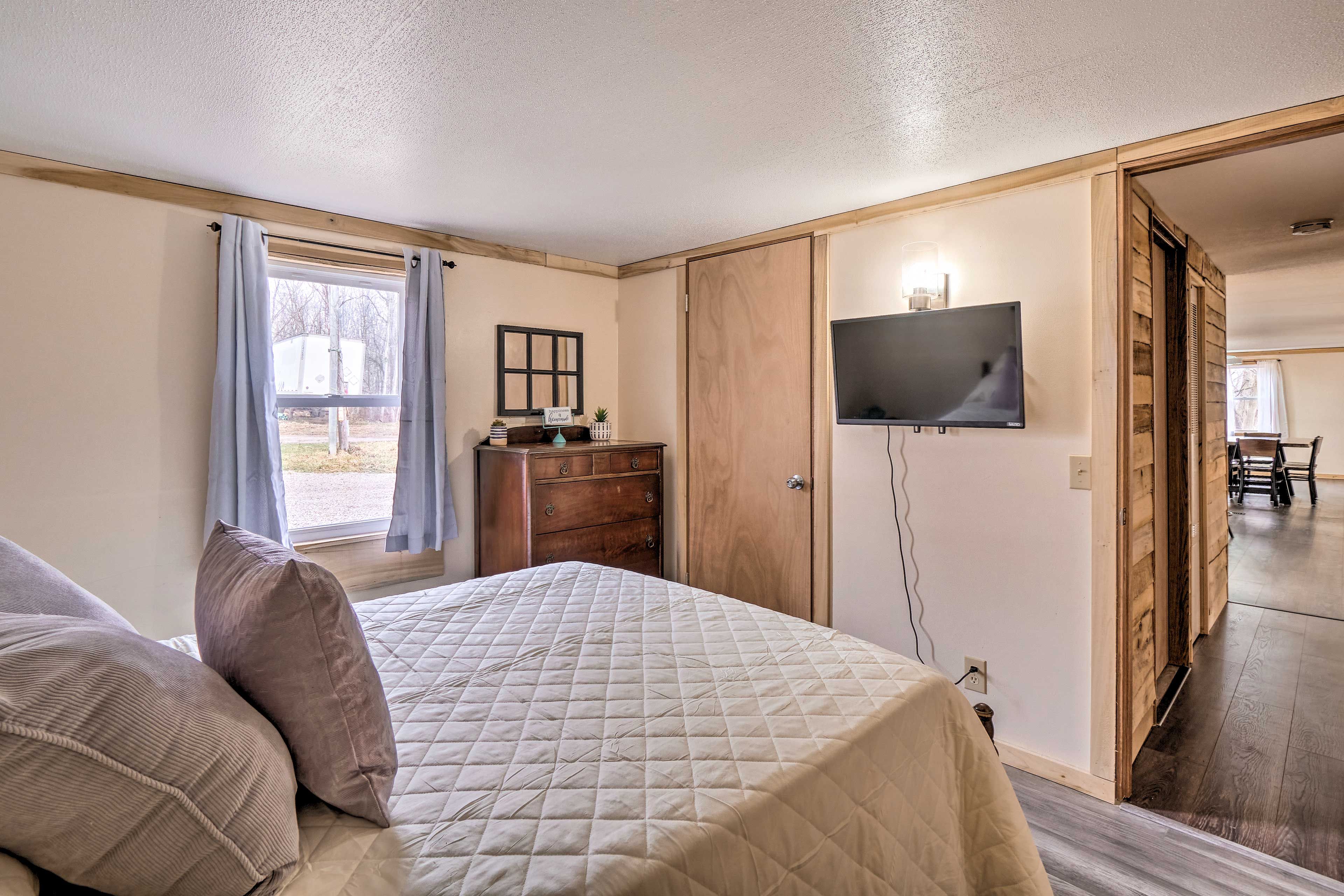 Bedroom 3 | Smart TV w/ Cable