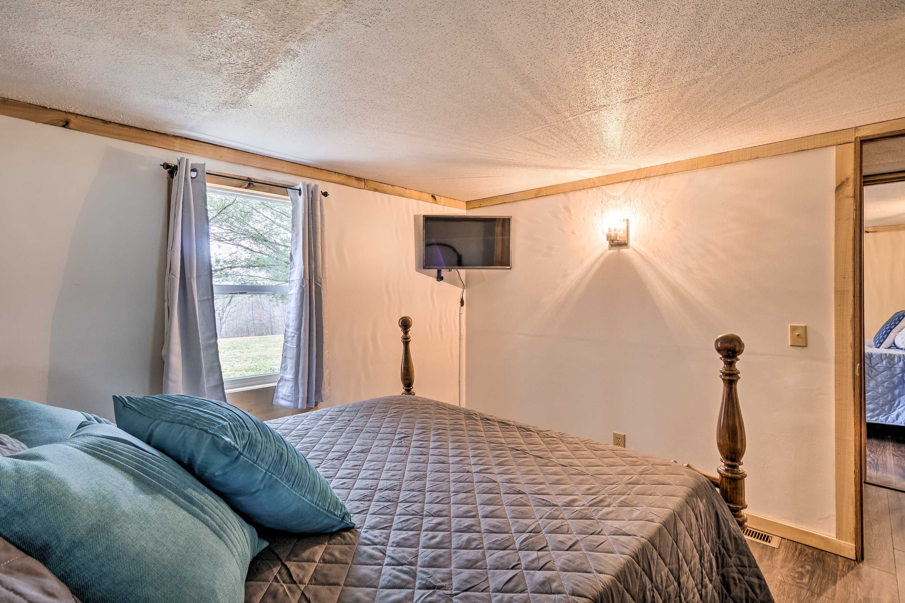 Bedroom 1 | Smart TV w/ Cable