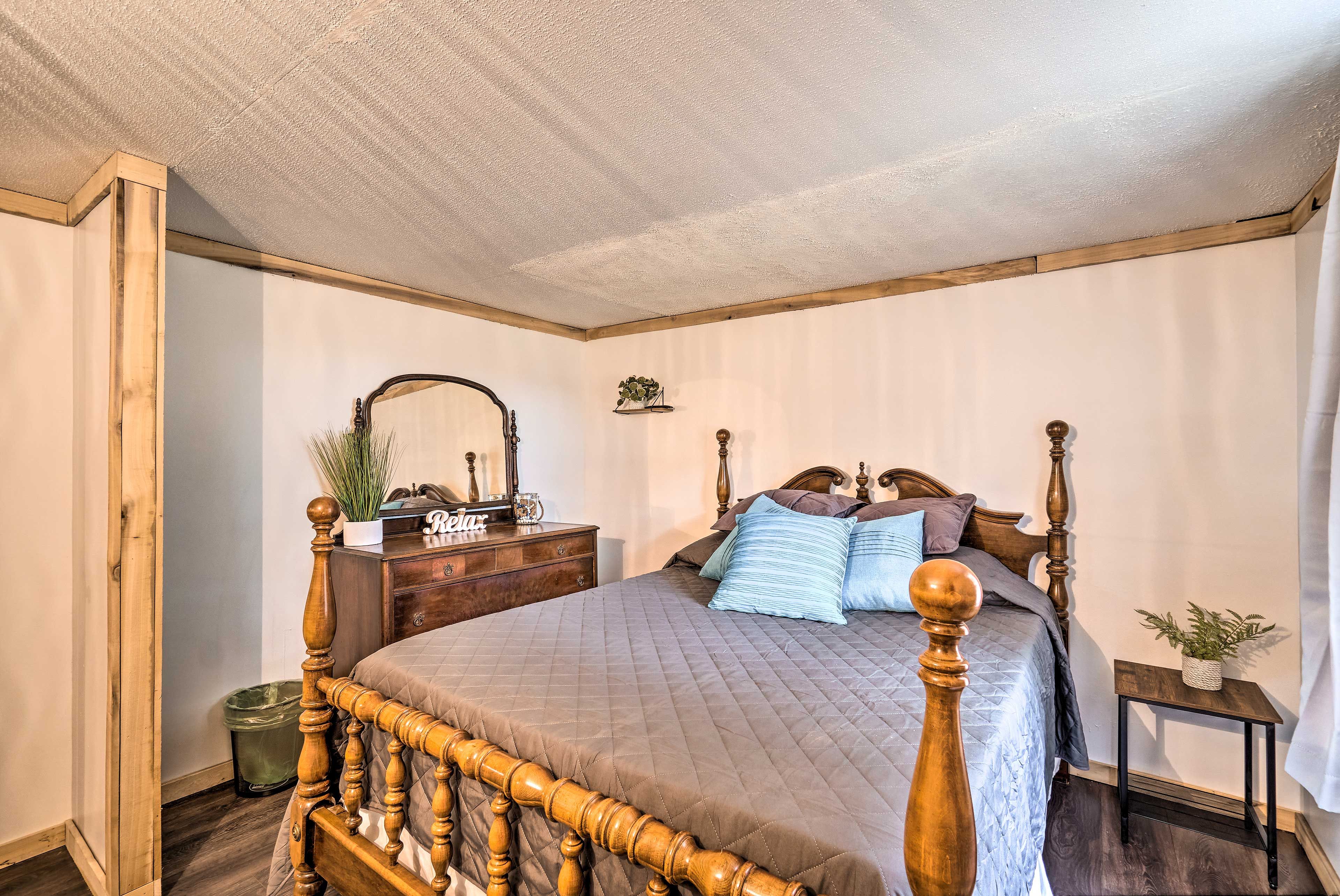 Bedroom 1 | Queen Bed
