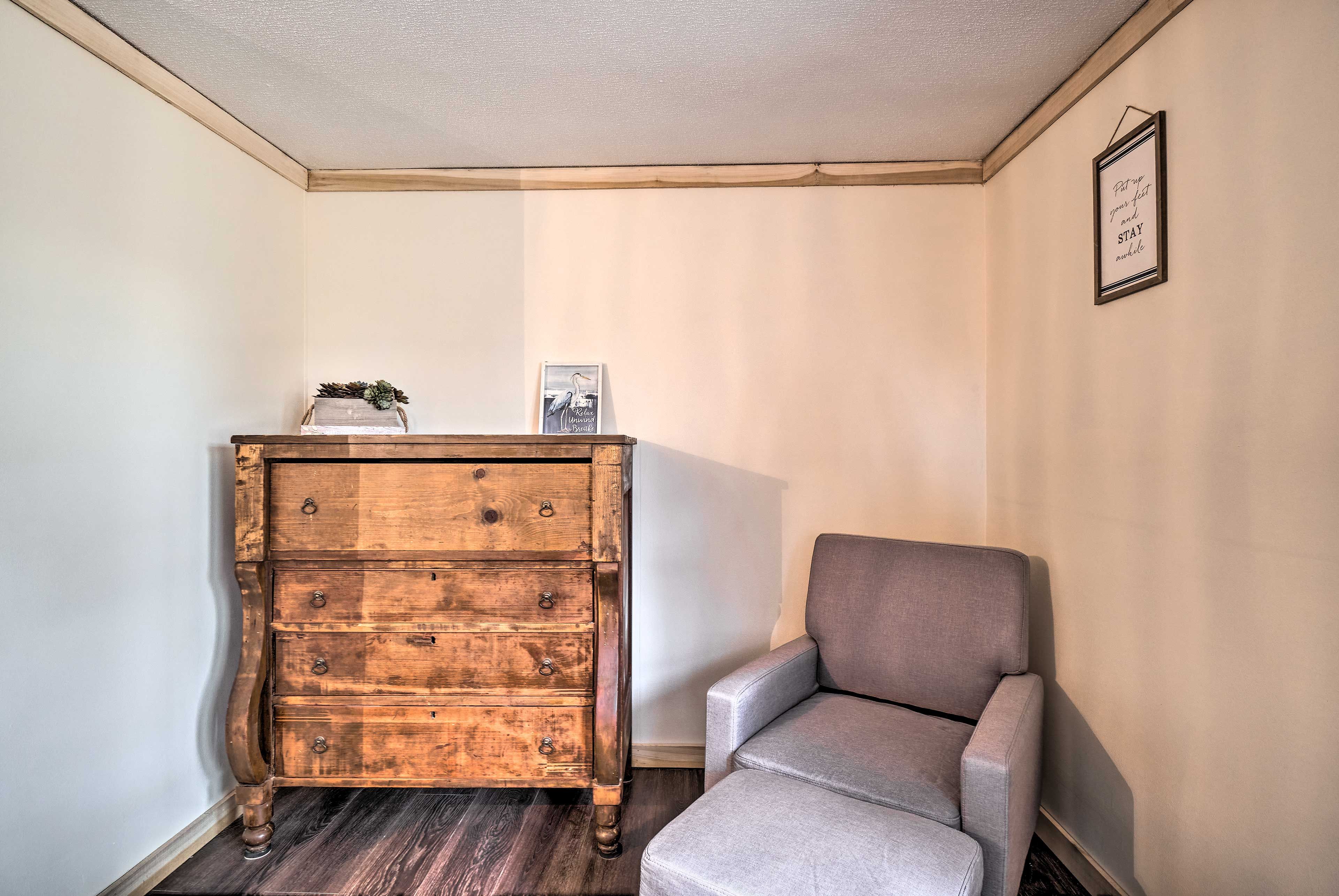 Bedroom 2 | Smart TV w/ Cable