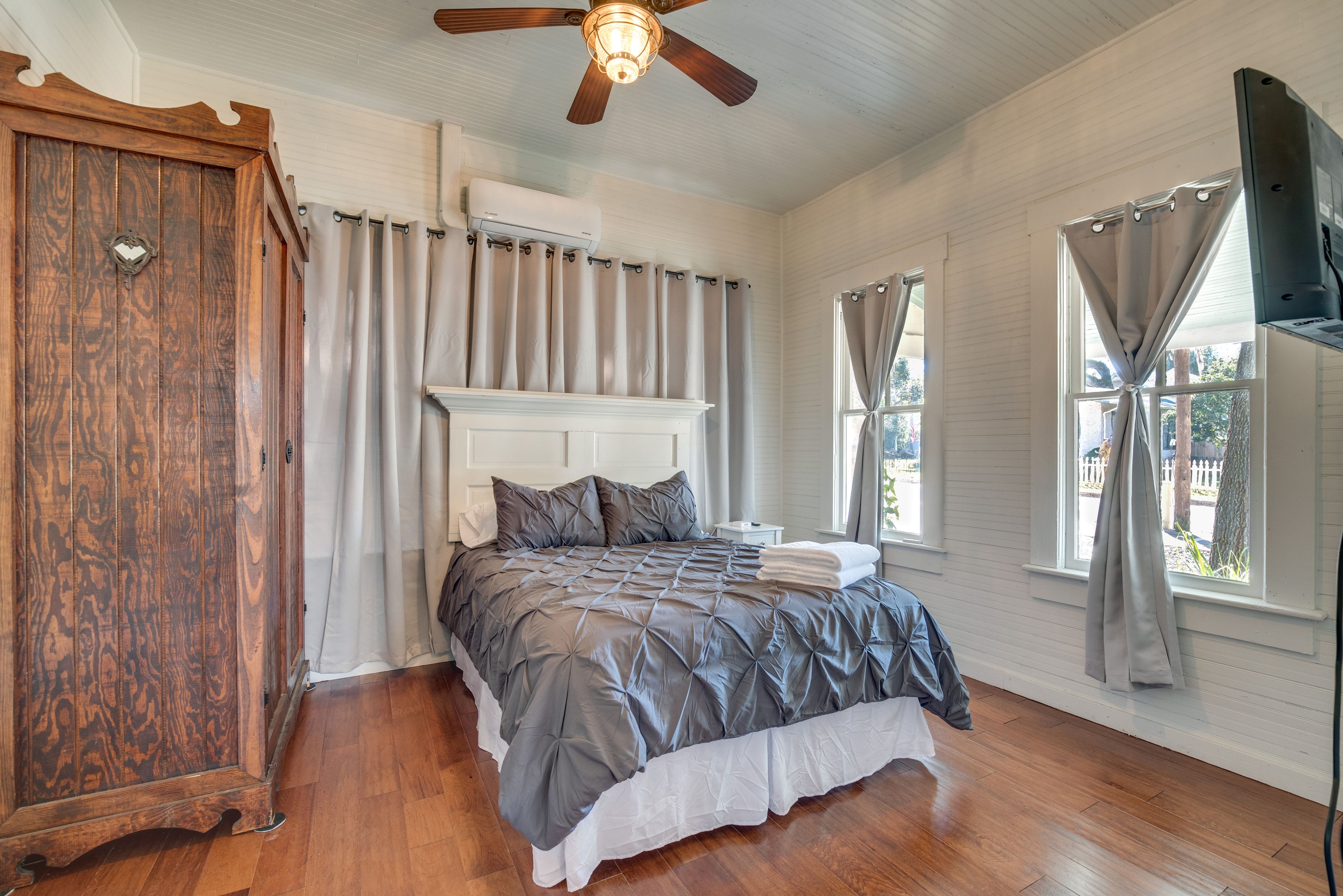 Bedroom 1 | Queen Bed | Smart TV