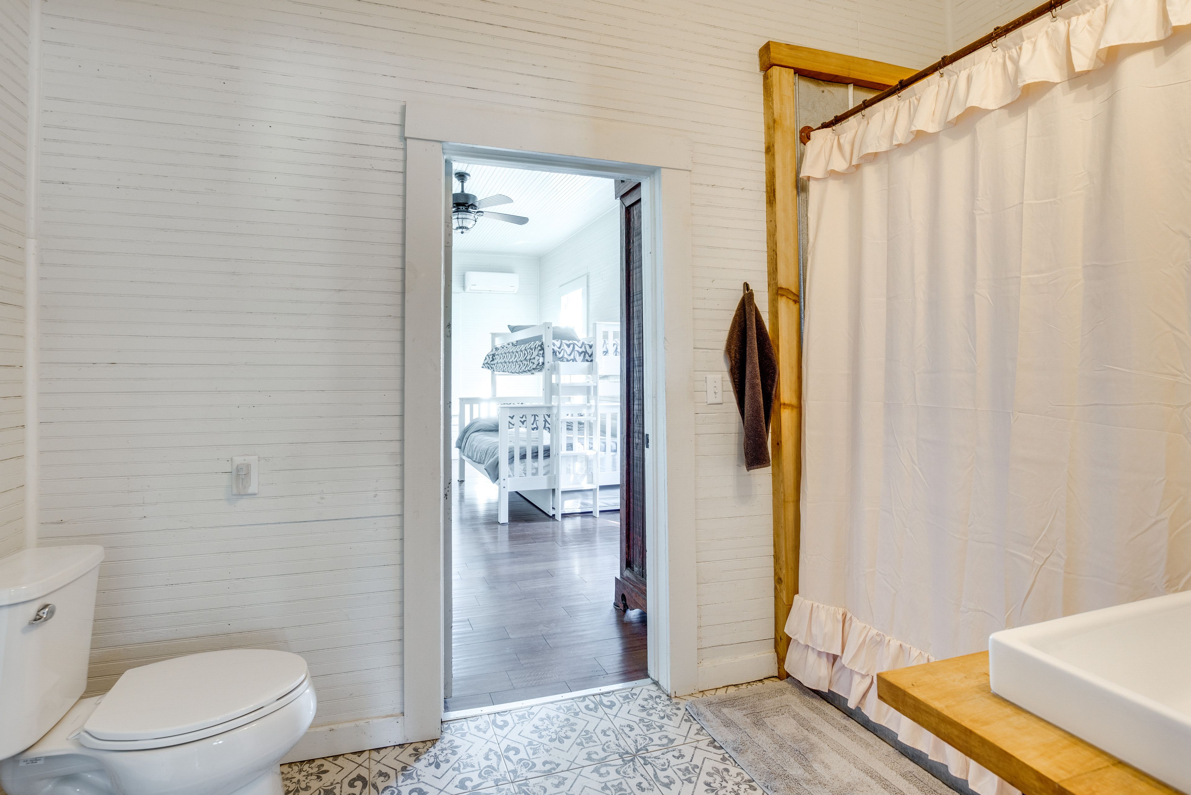 Full Bathroom | Towels Provided | Complimentary Toiletries
