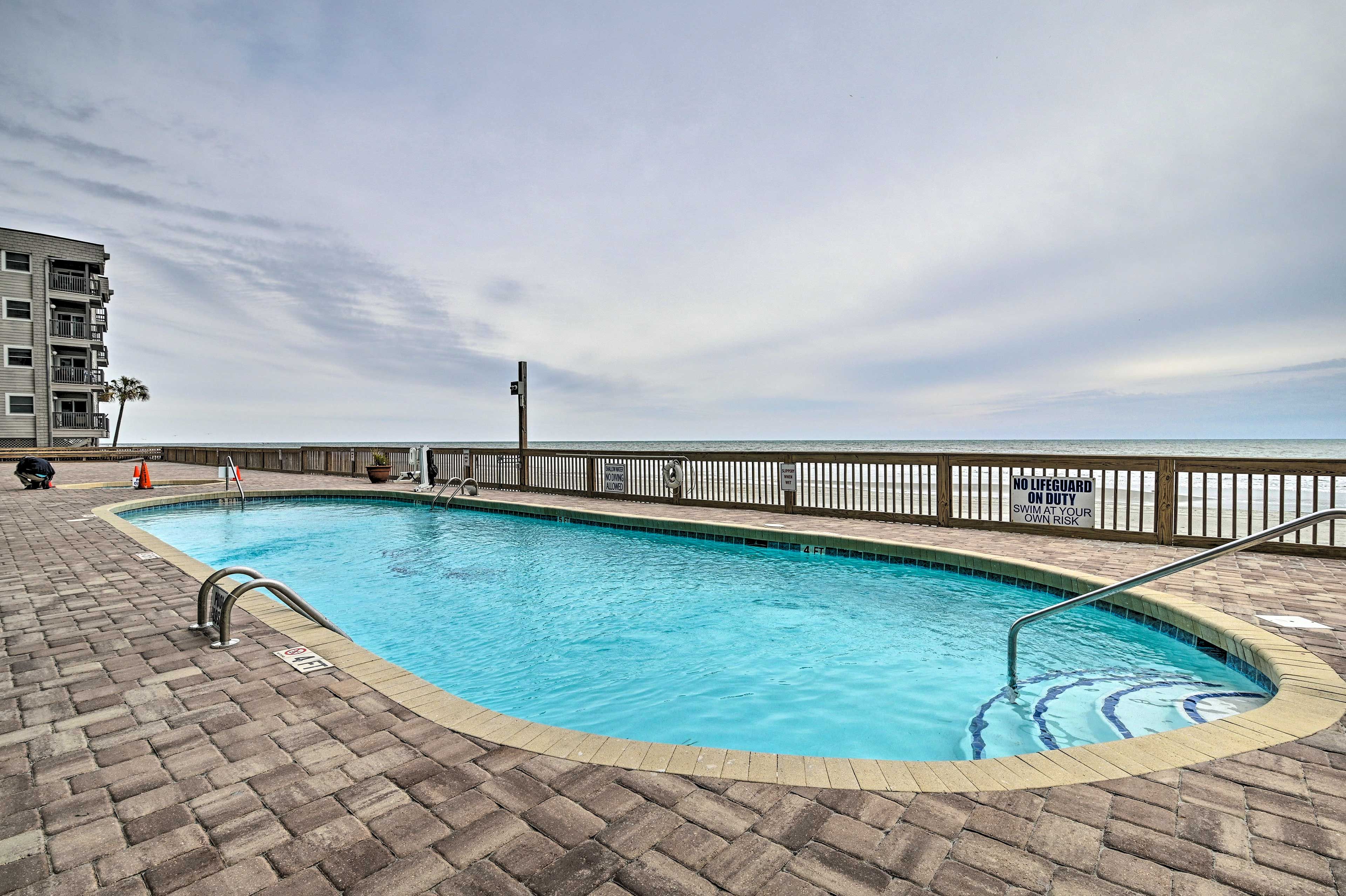 Community Amenities | Outdoor Pool