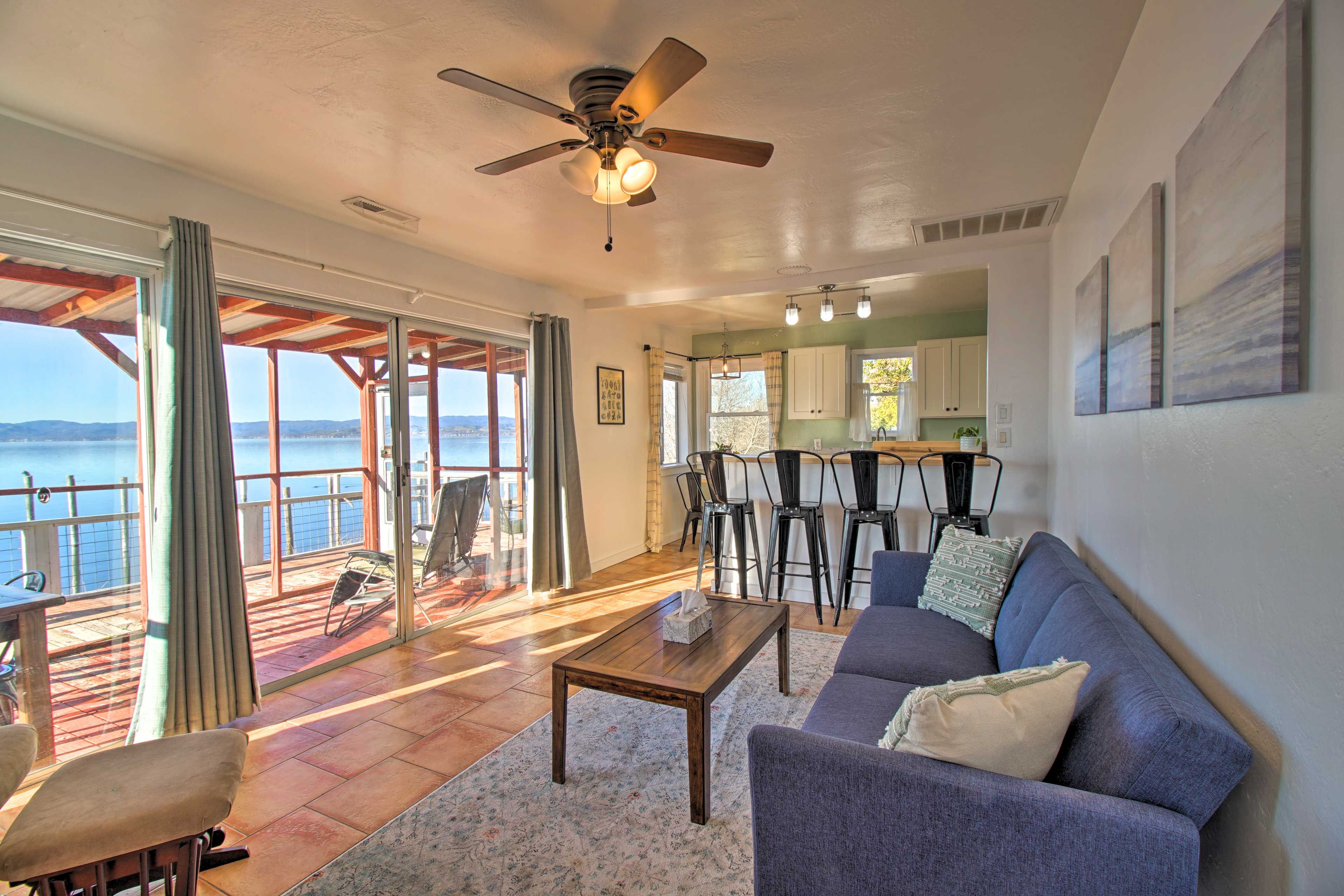 Living Room | Free WiFi