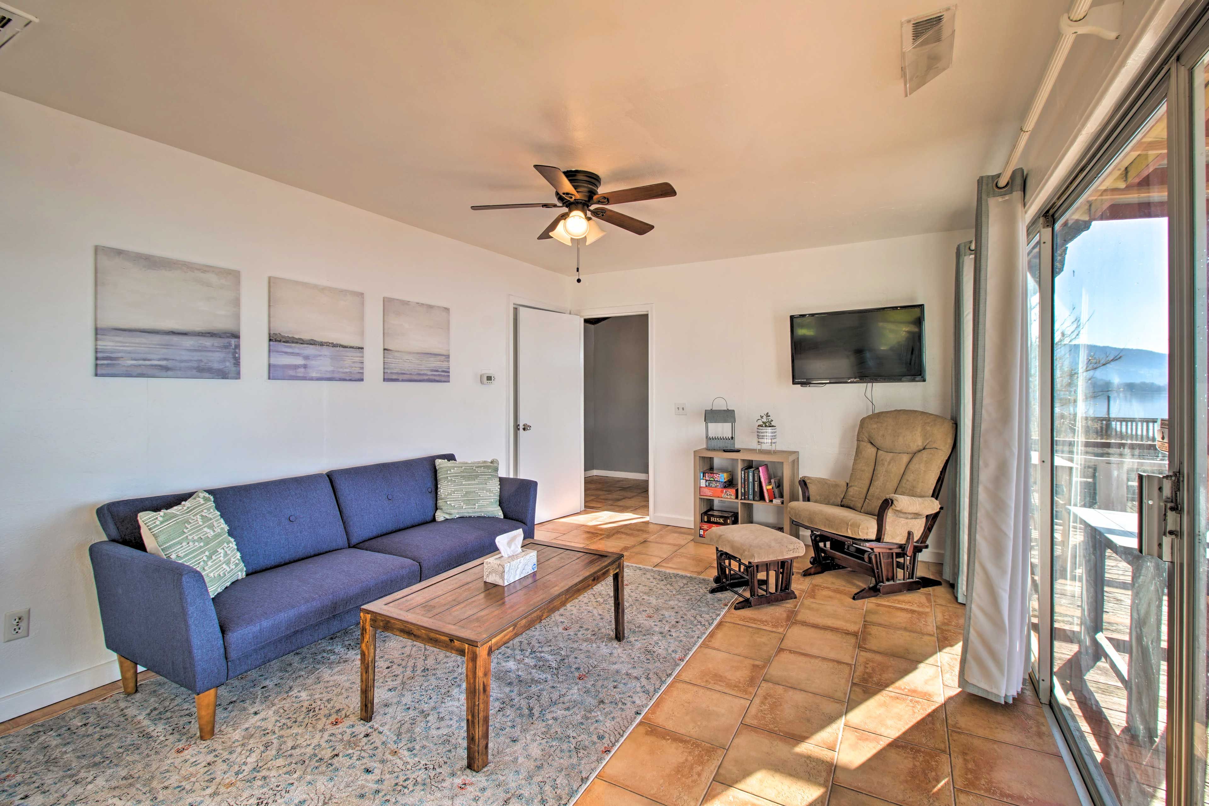 Living Room | Smart TV | Books & Board Games