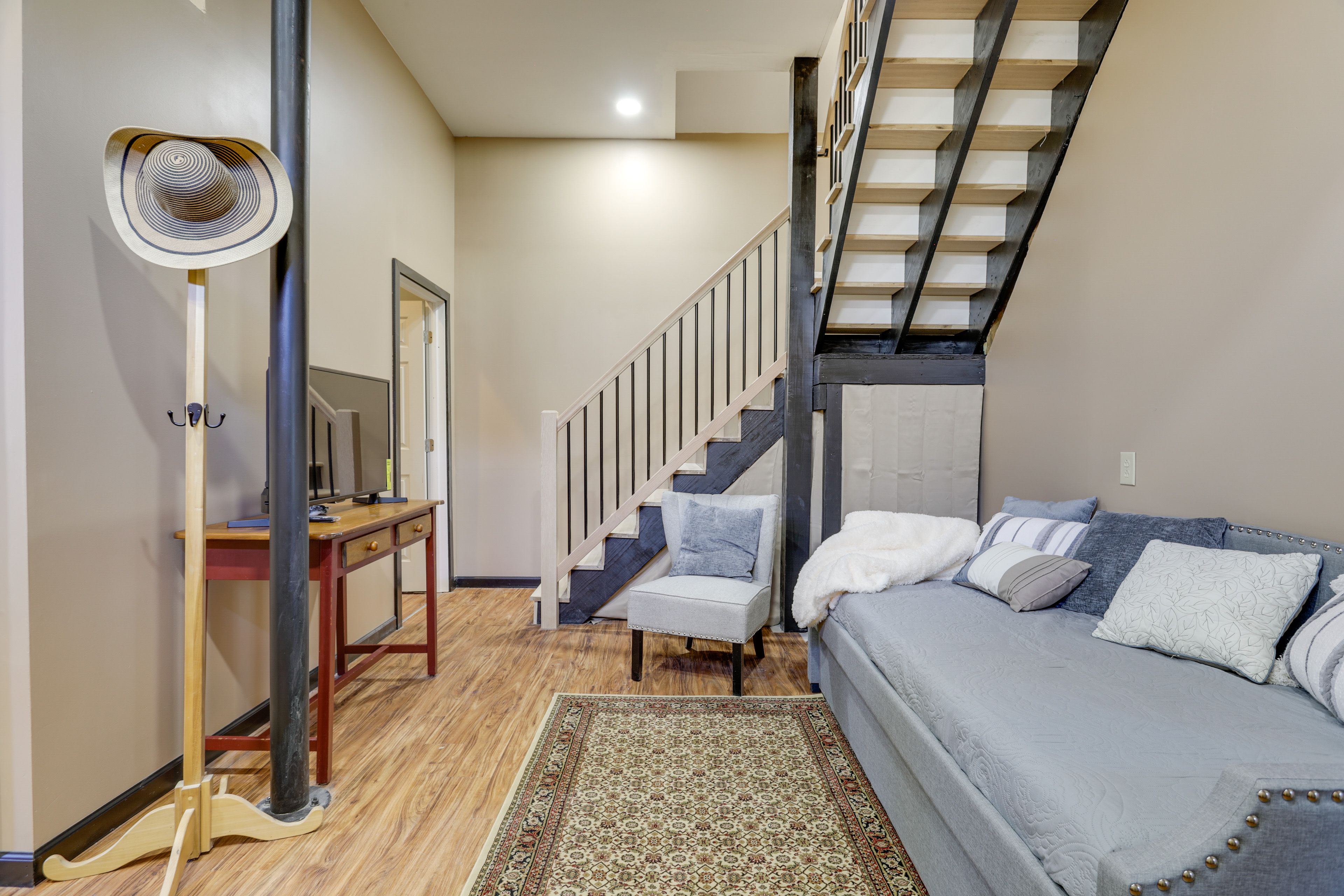 Living Room | Twin Daybed w/ Twin Trundle Bed | Free WiFi | Cable TV