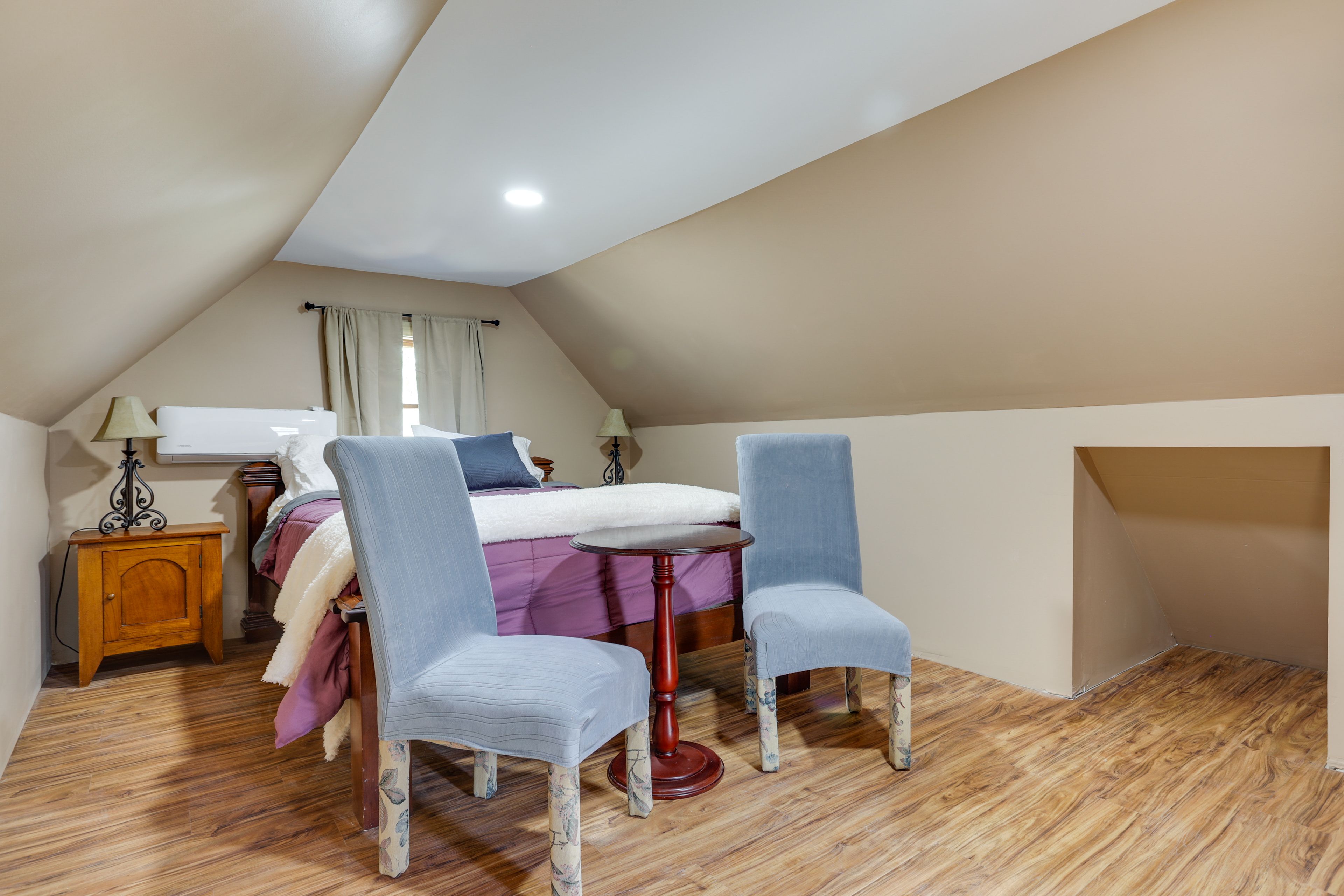 Bedroom | Queen Bed | 2nd Floor | Linens Provided
