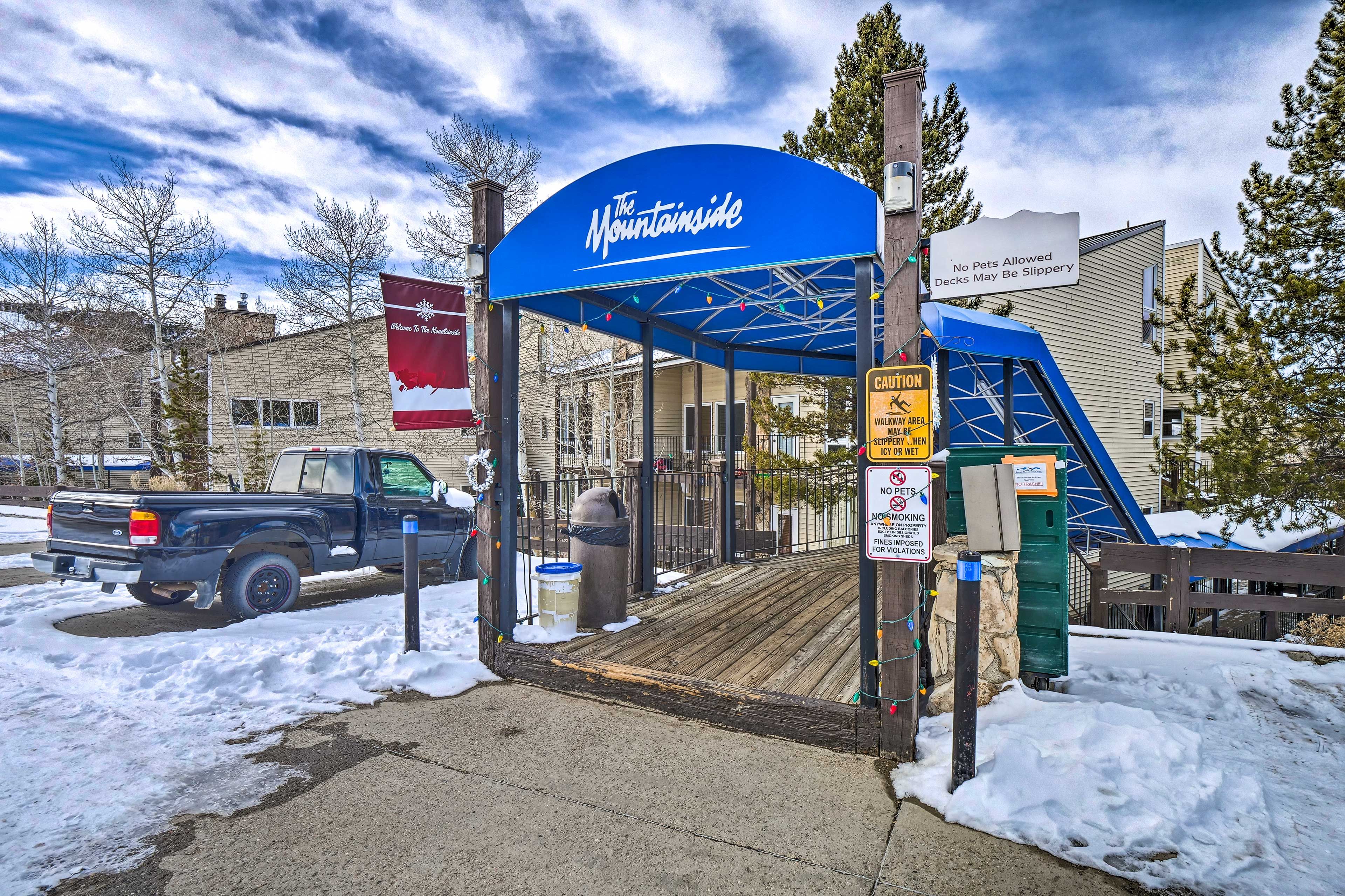 Parking | Community Lot (2 Vehicles) | Street Parking | Trailers Allowed