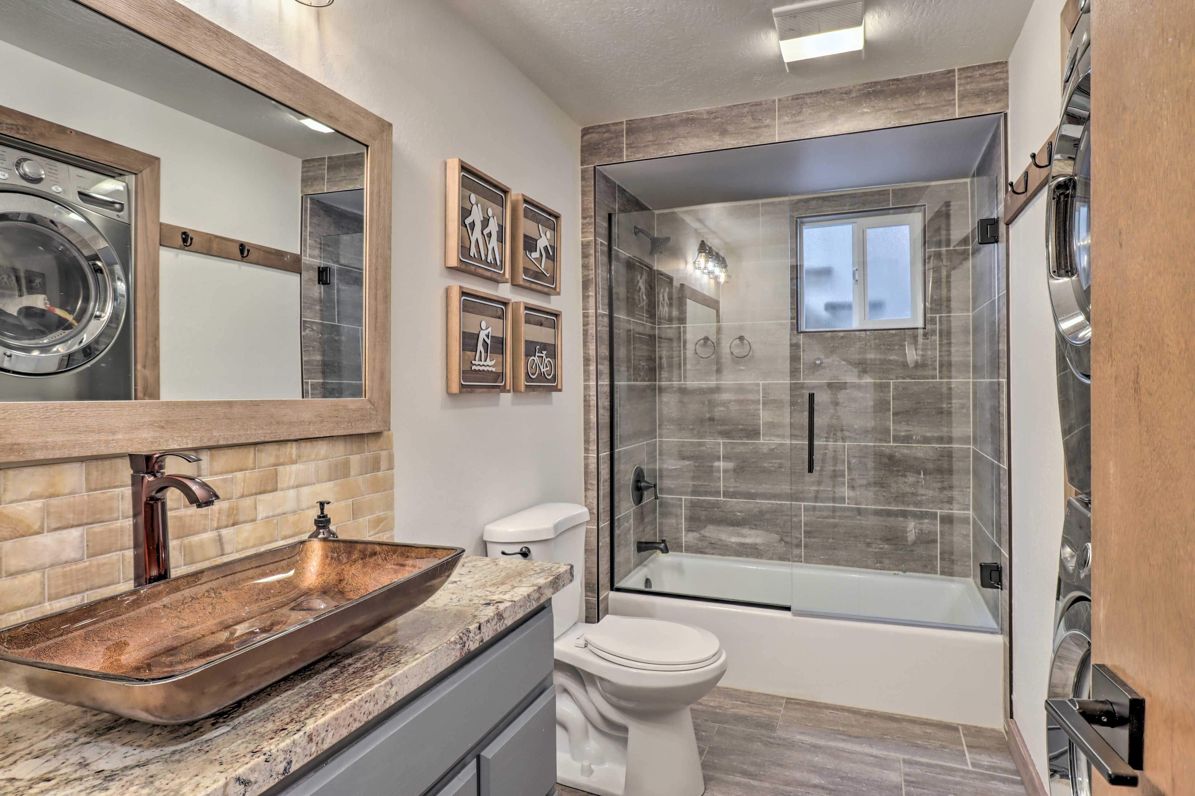 Full Bathroom | Complimentary Toiletries | Towels Provided
