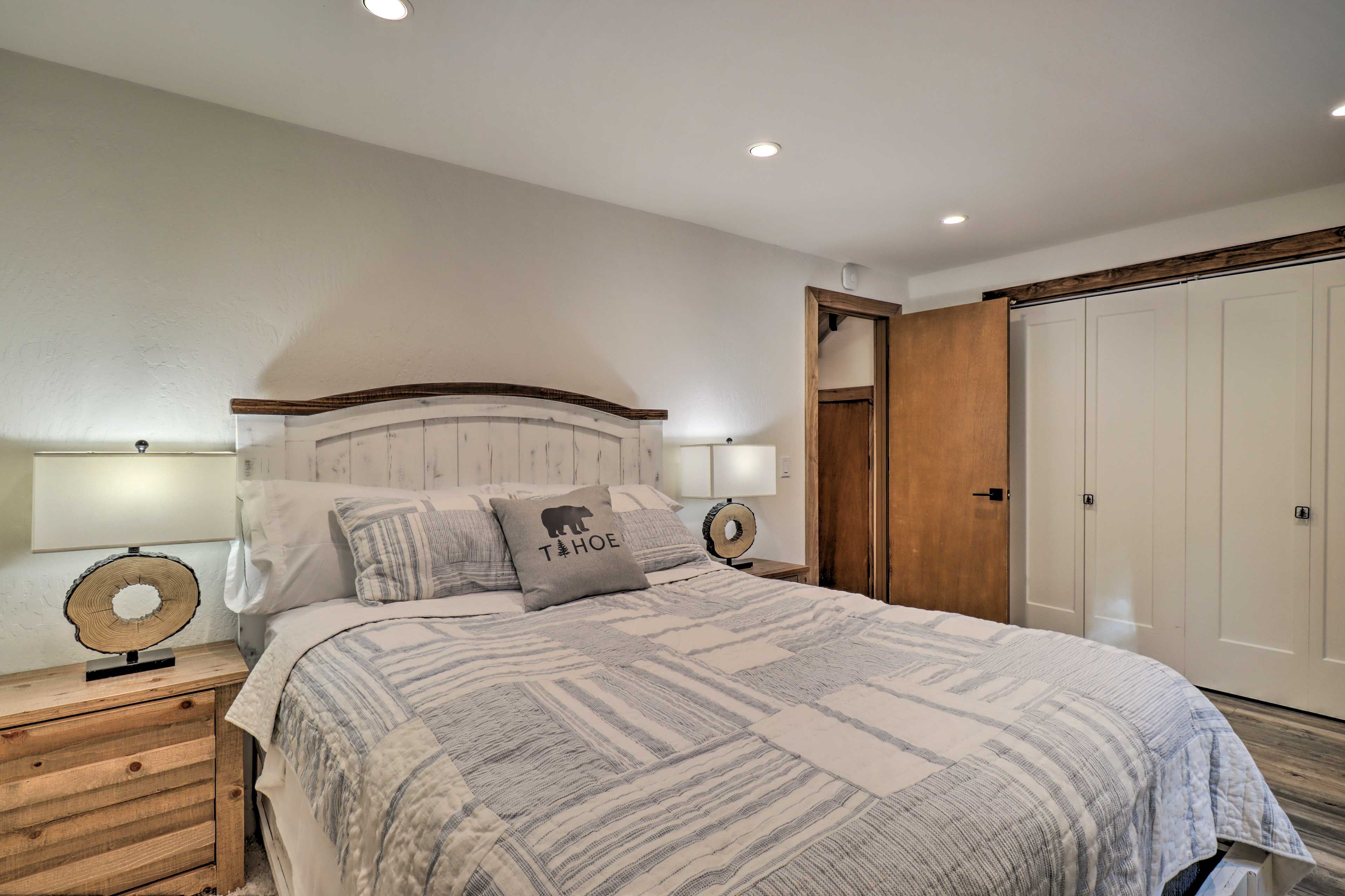 Bedroom 1 | Queen Bed | 1st Floor