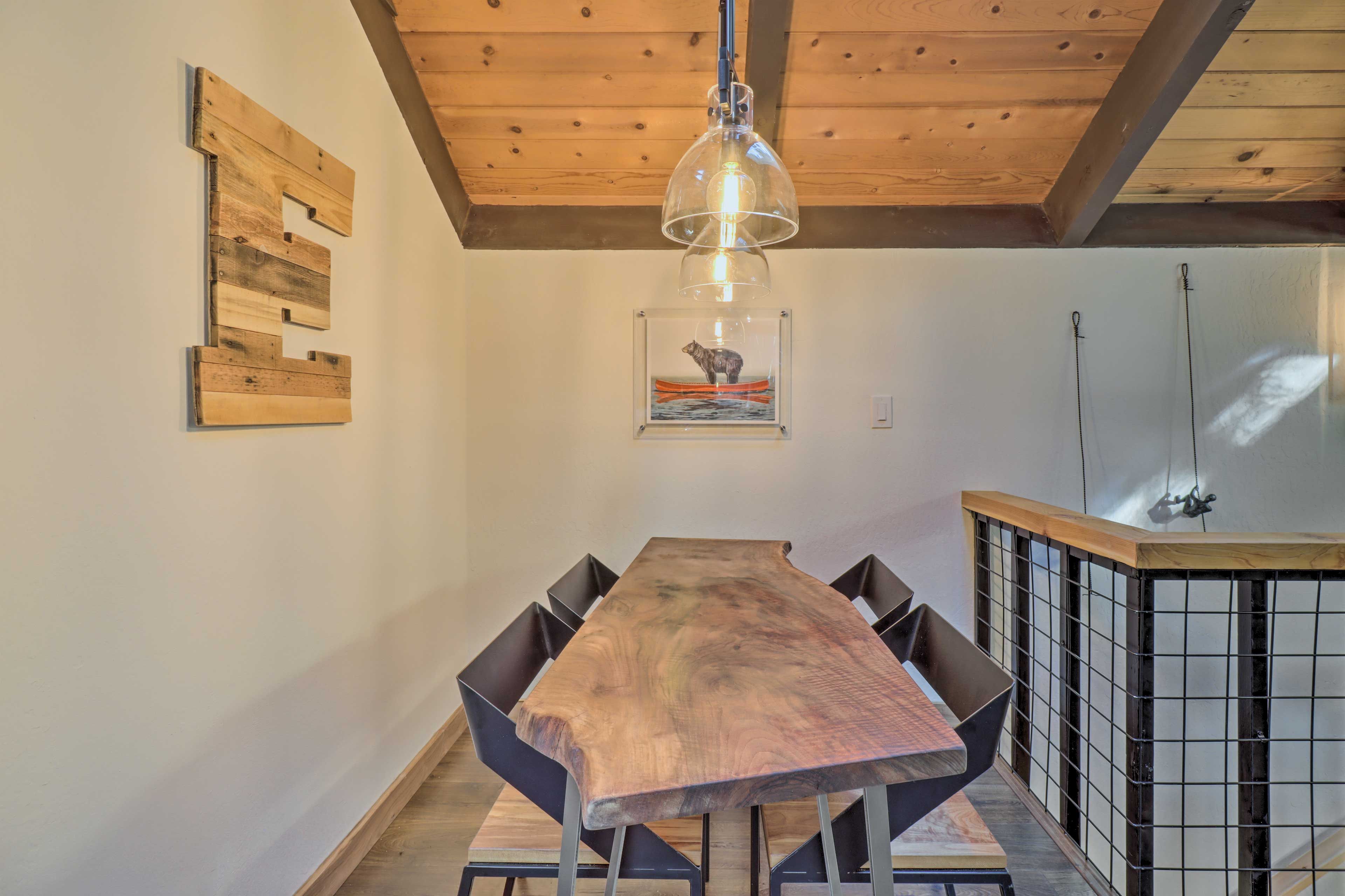 Dining Area | Dishware & Flatware Provided