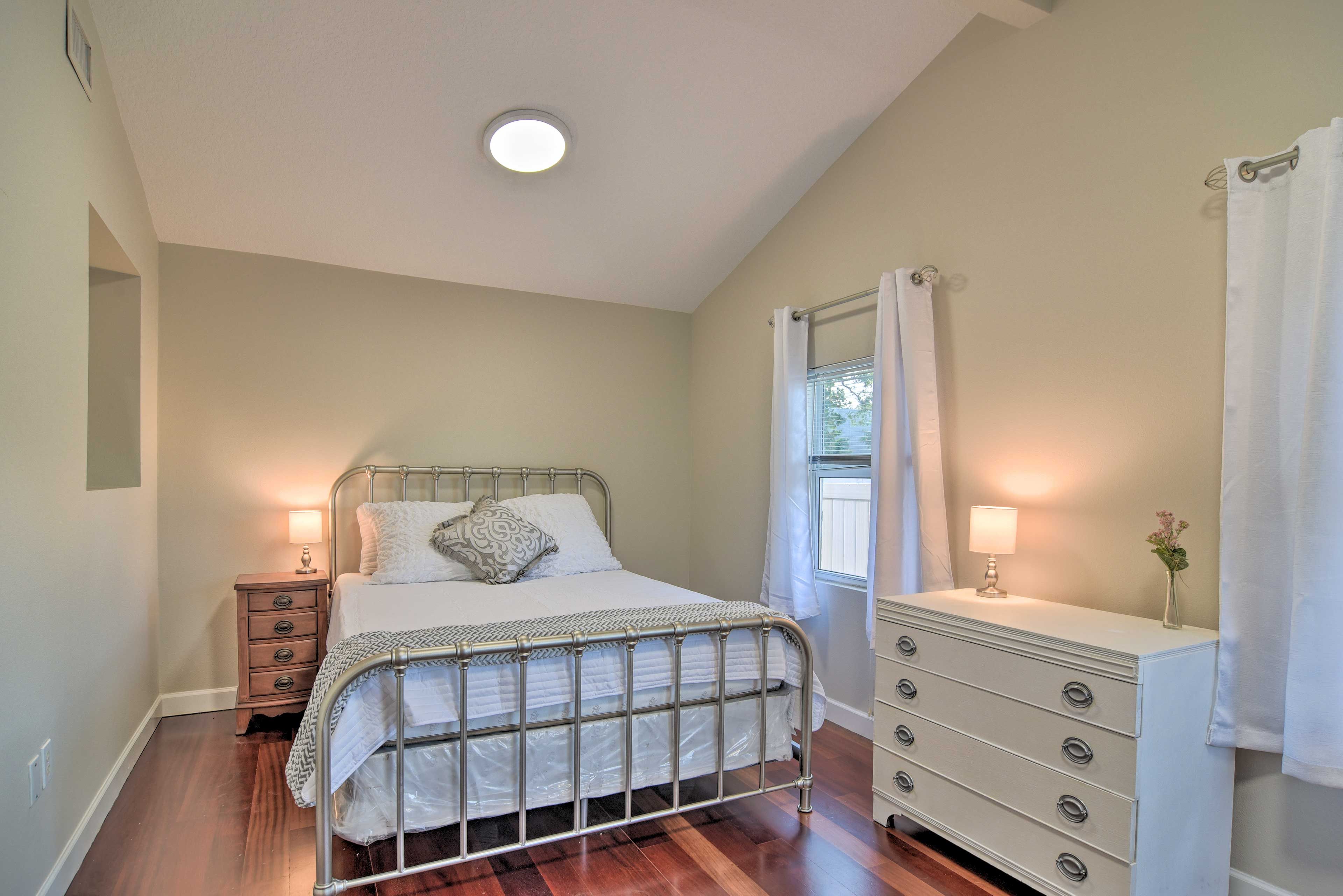 Bedroom 1 | Queen Bed