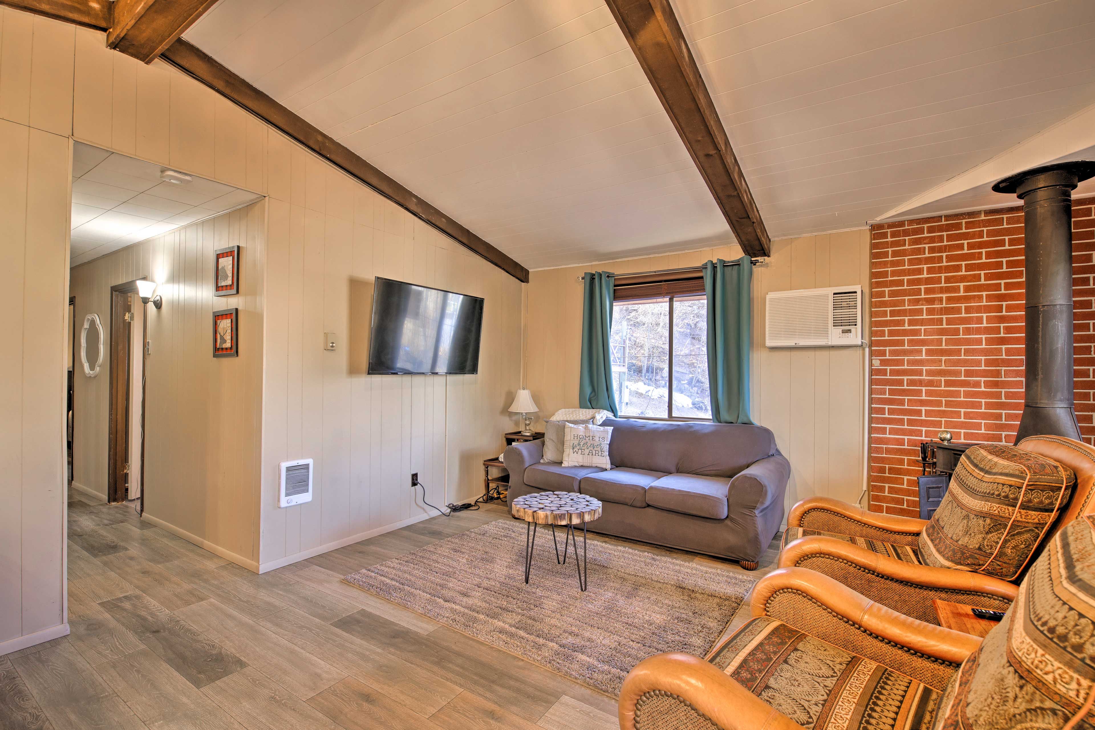 Living Room | Smart TV w/ Netflix