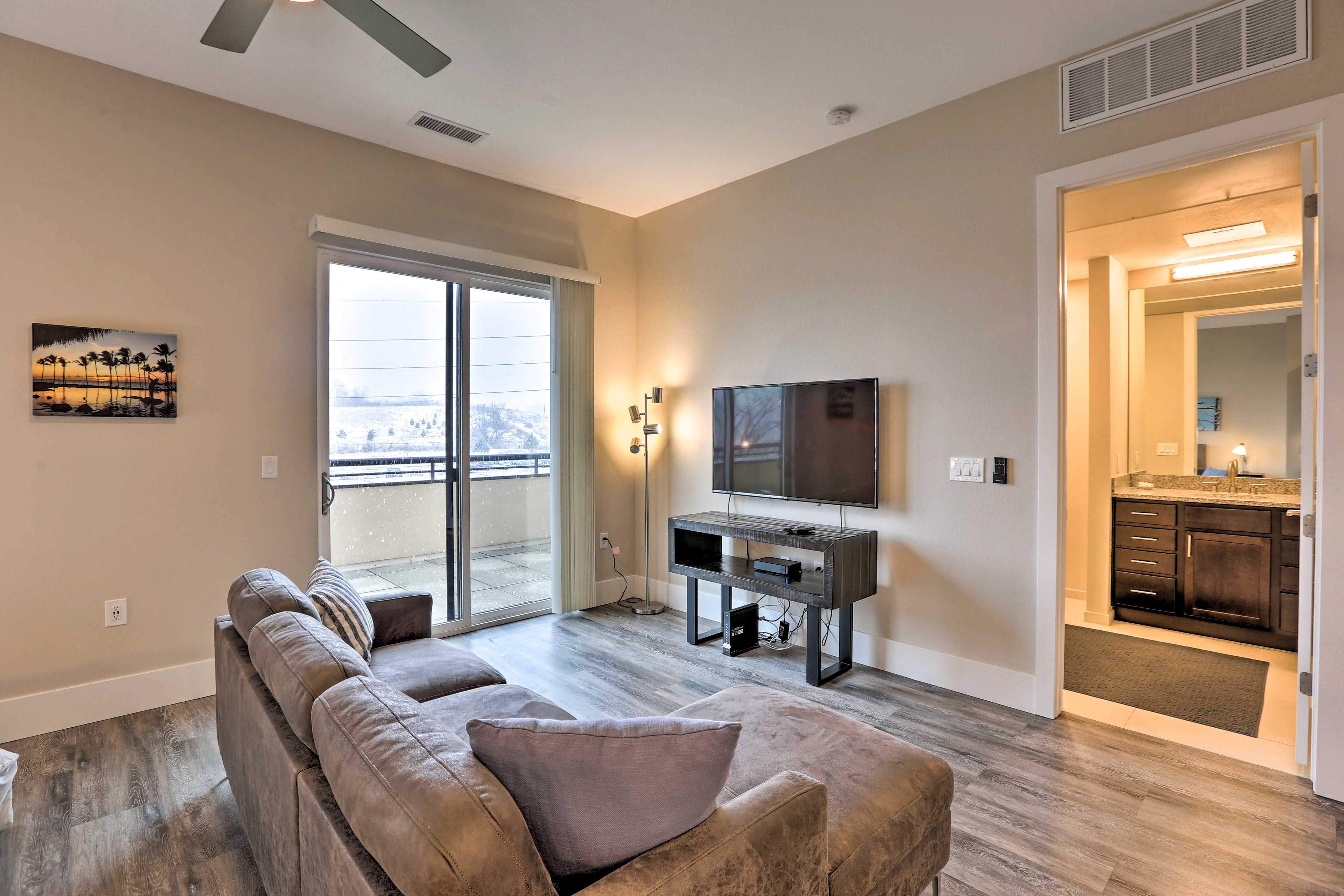 Sitting Area | Flat-Screen TV w/ Cable