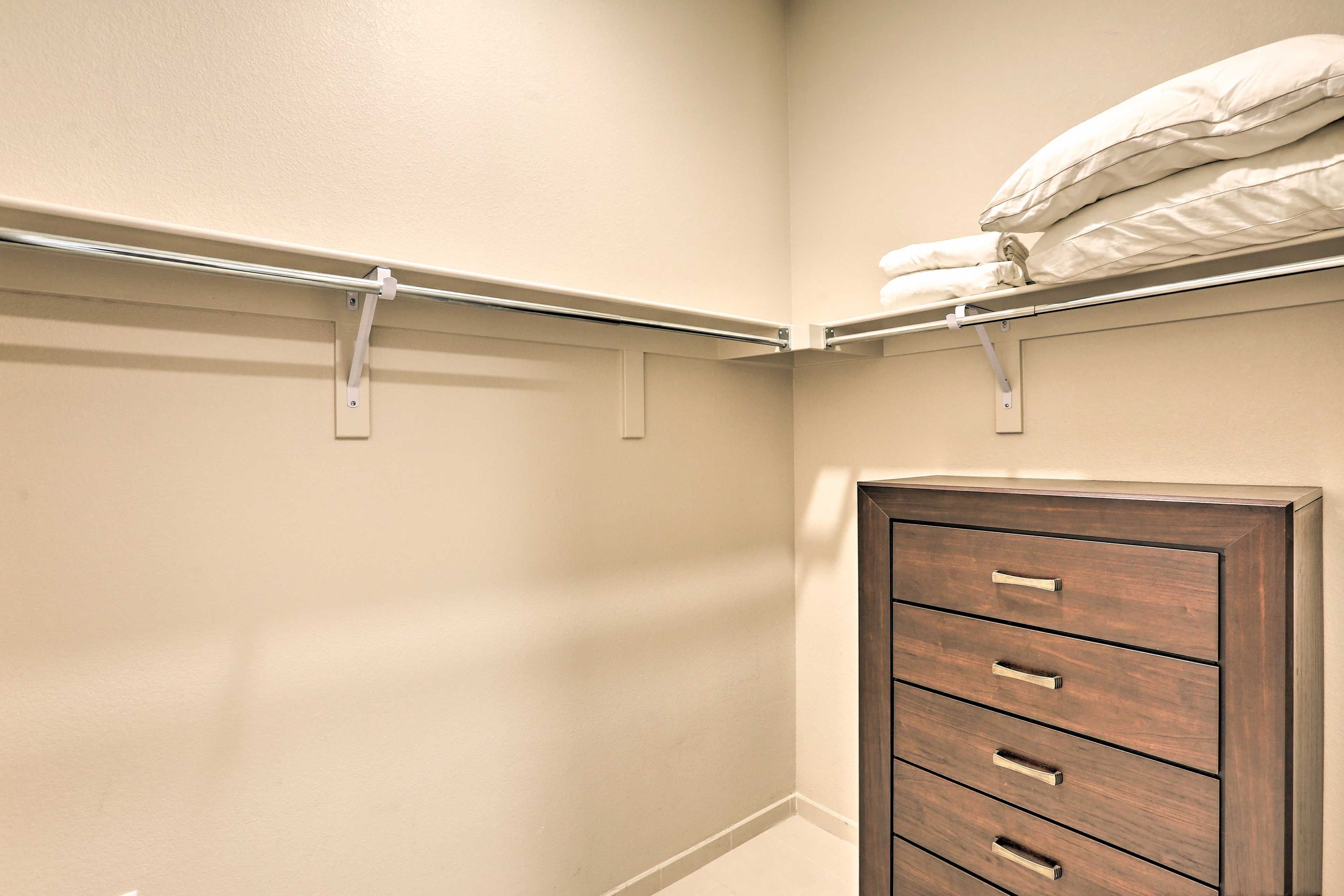 Full Bathroom | Walk-In Closet