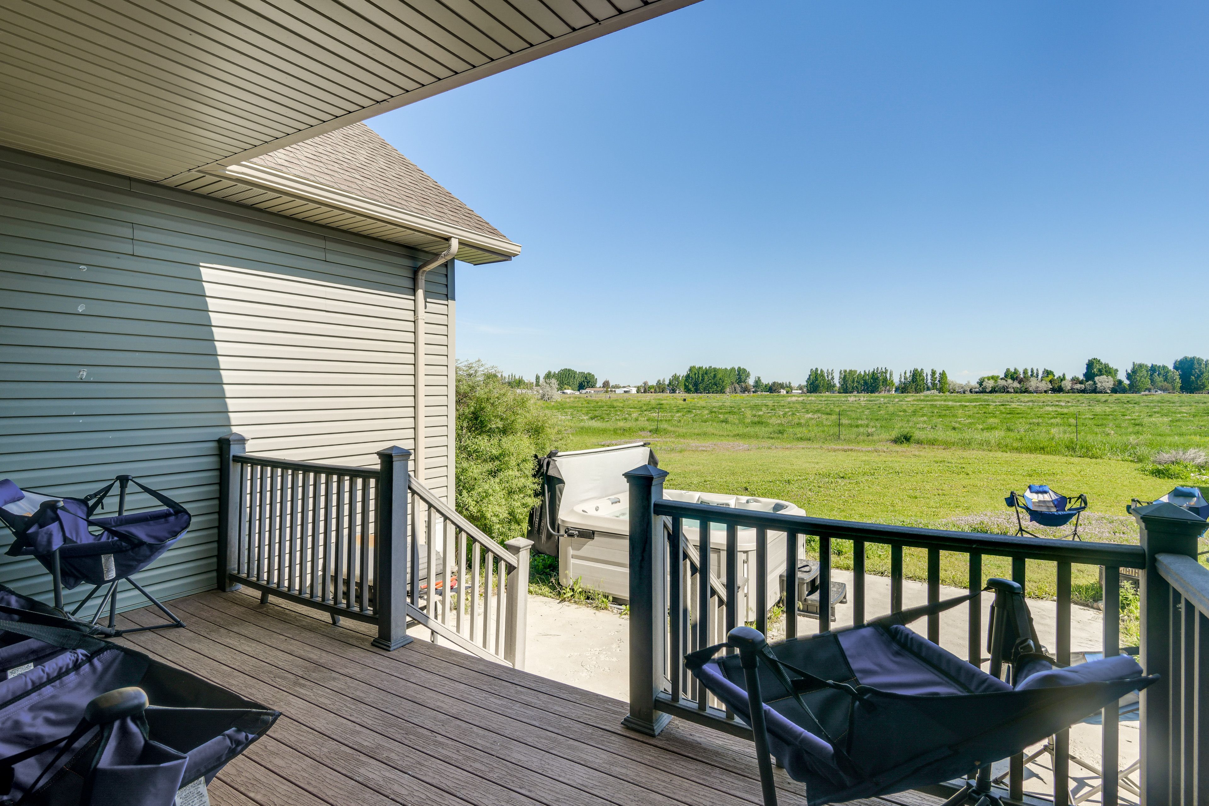 Covered Deck w/ Seating