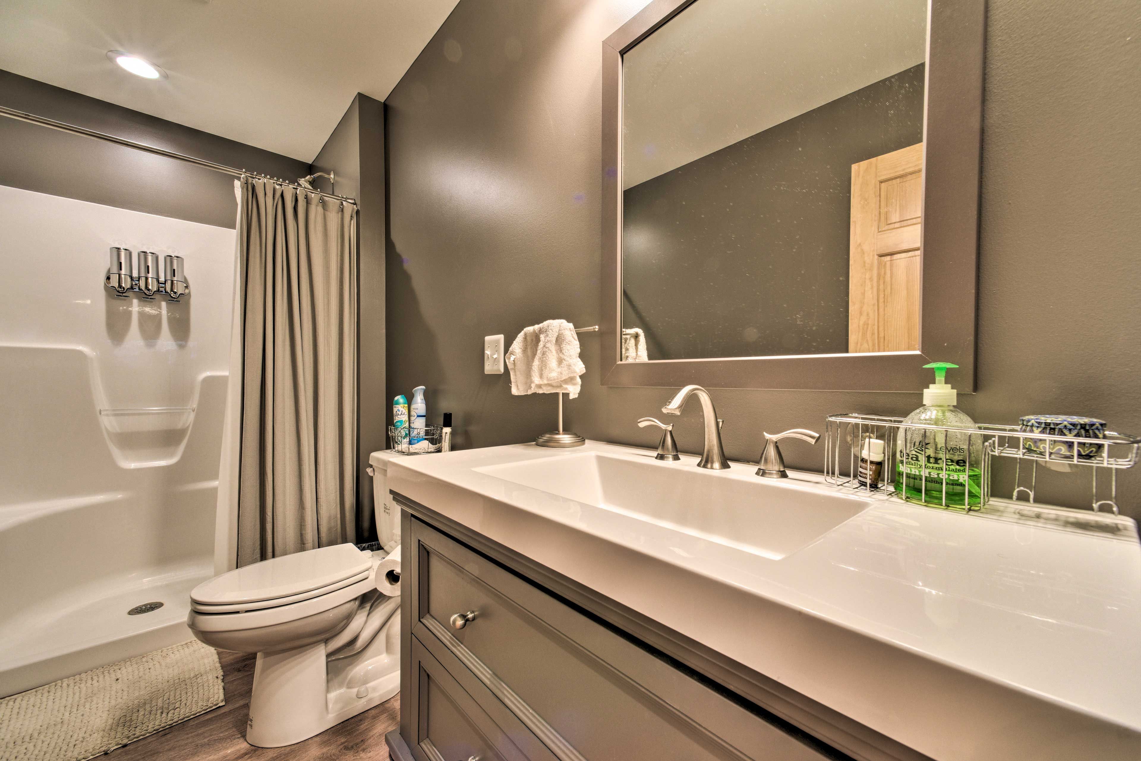 Full Bathroom | Complimentary Toiletries | 1st Floor