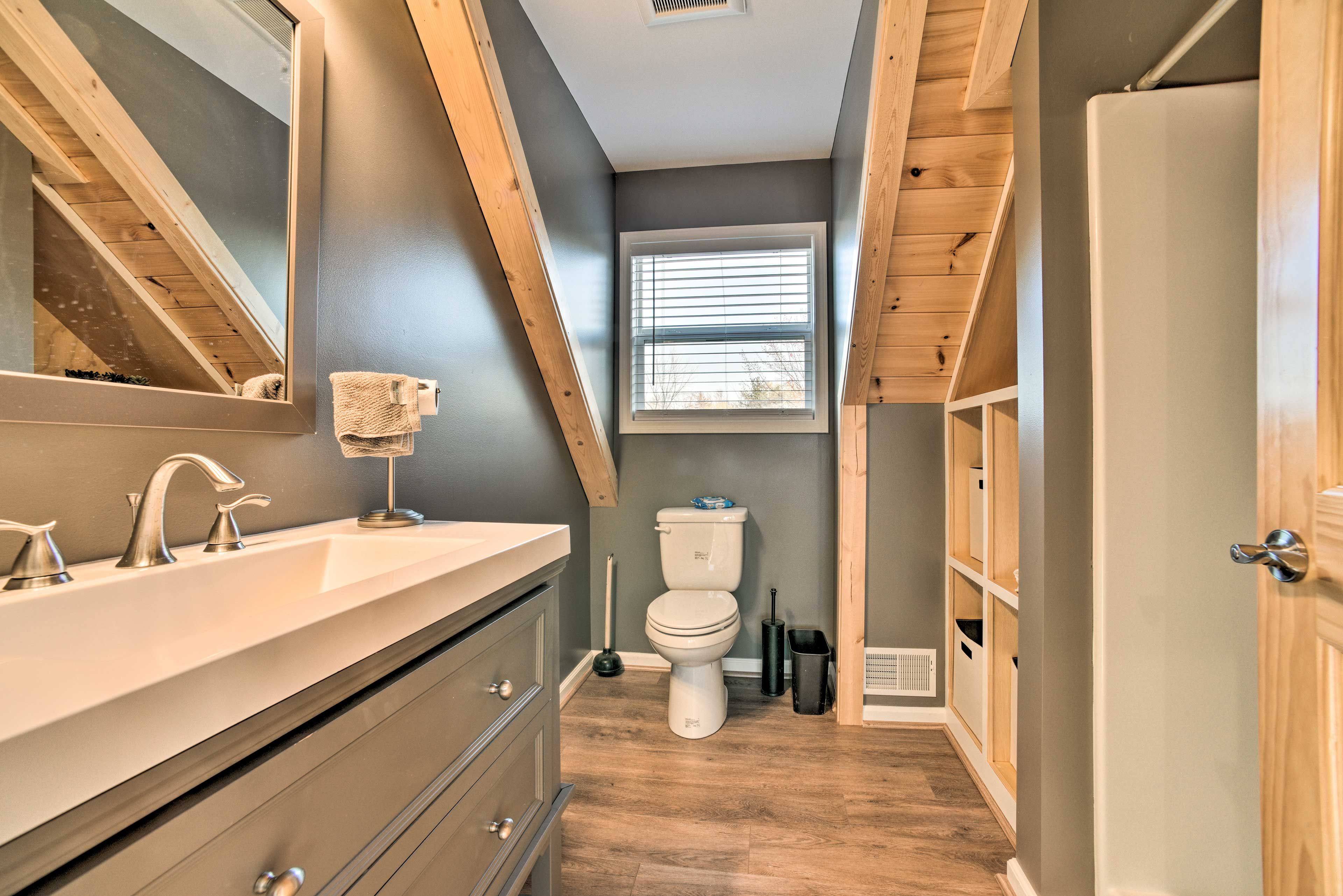 Full Bathroom | Complimentary Toiletries | 2nd Floor