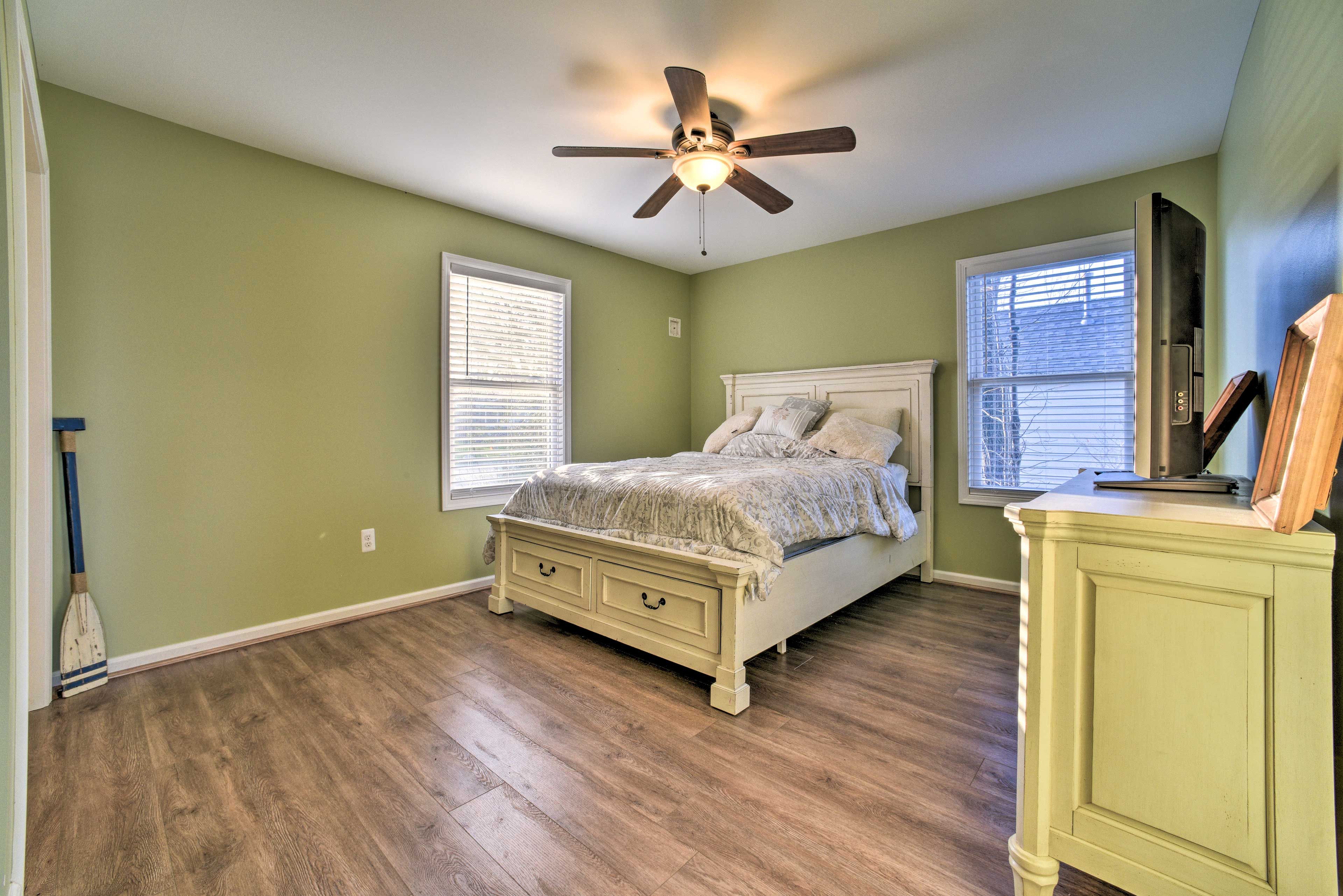 Bedroom 1 | Queen Bed | 1st Floor