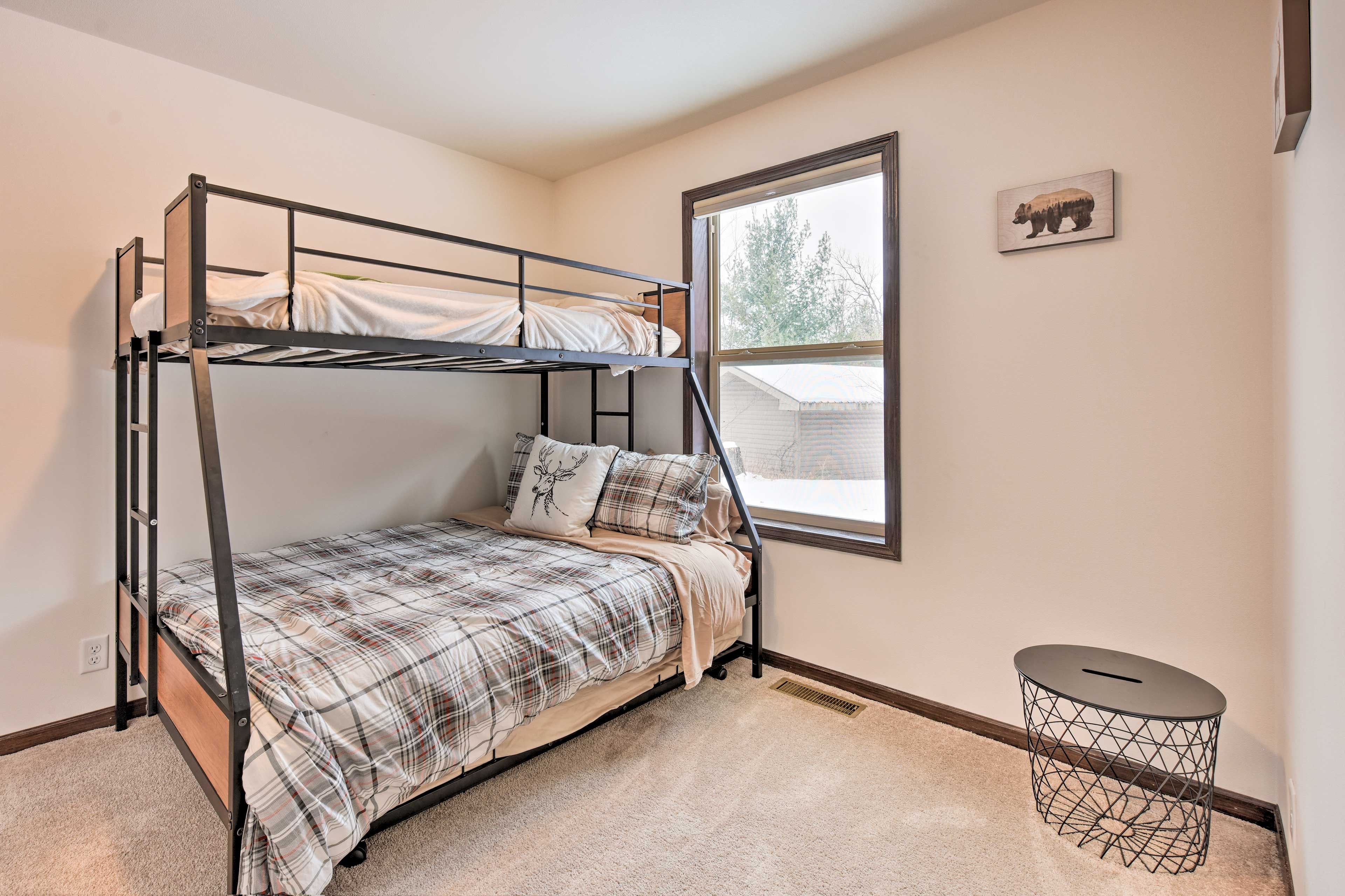 Bedroom 2 | Twin/Full Bunk Bed w/ Twin Trundle | 1st Floor