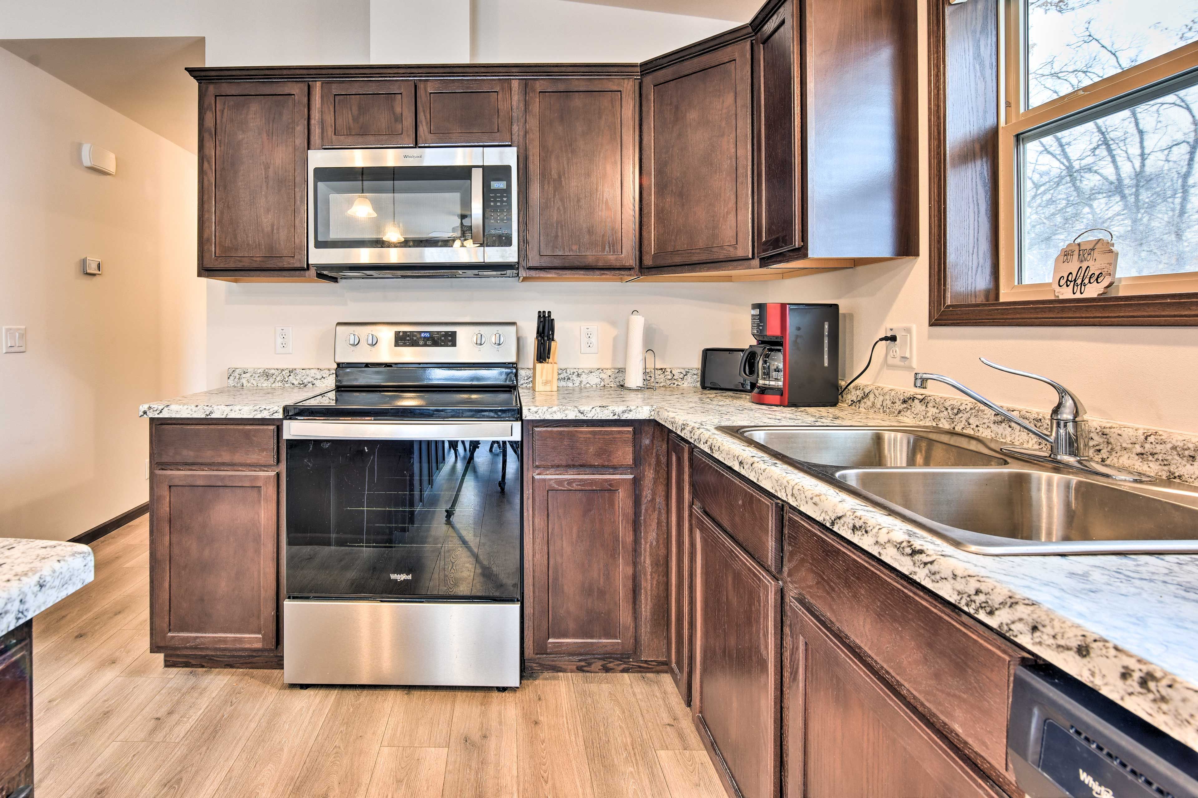 Kitchen | Fully Equipped w/ Cooking Basics