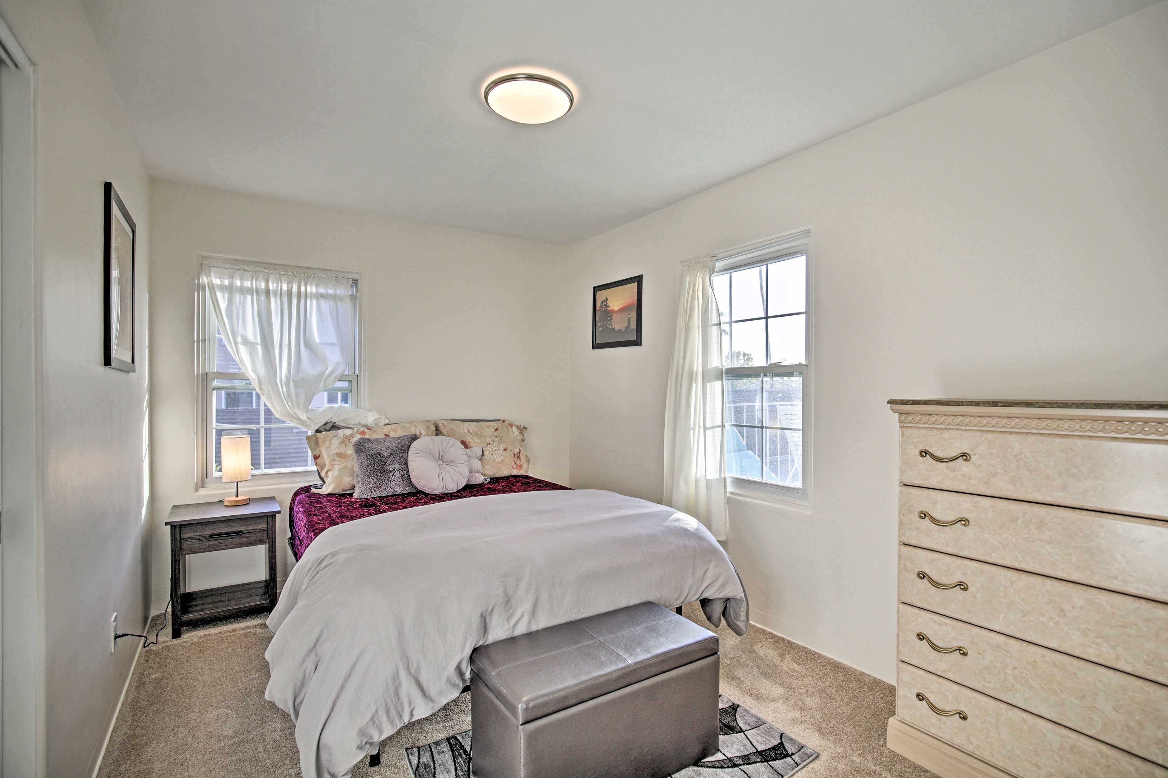 Bedroom 1 | Queen Bed