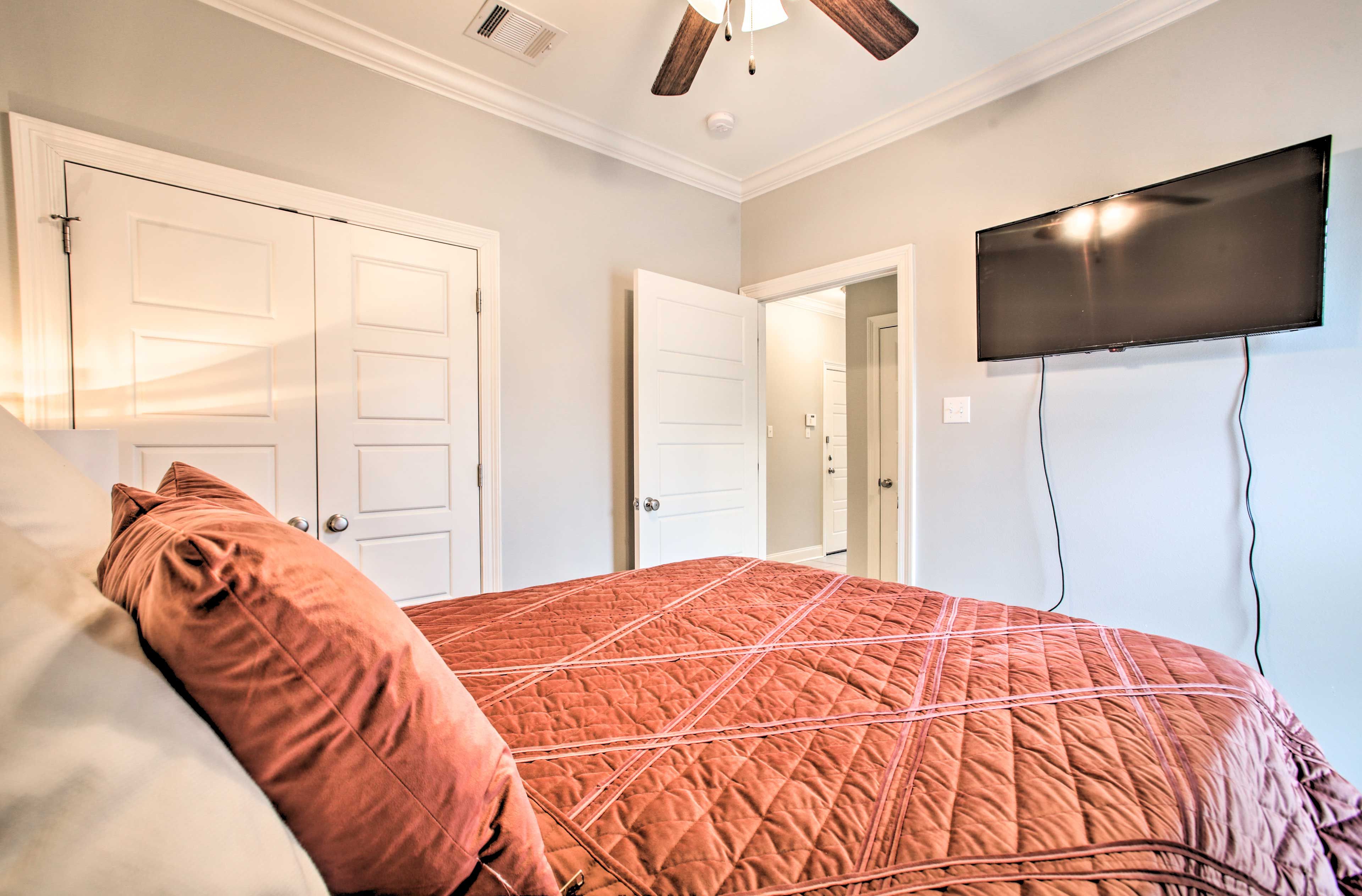 Bedroom 2 | Smart TV w/ Cable