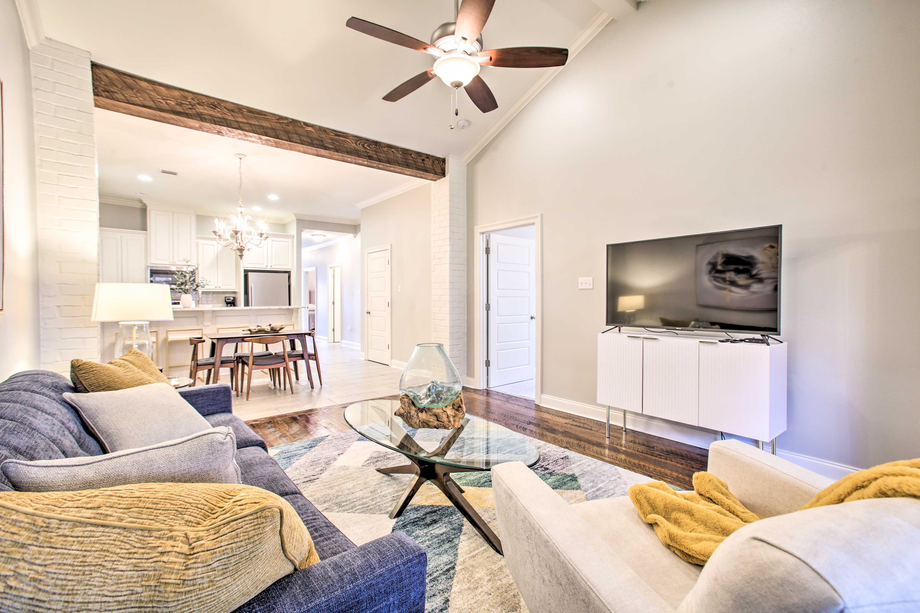Living Room | Smart TV w/ Cable