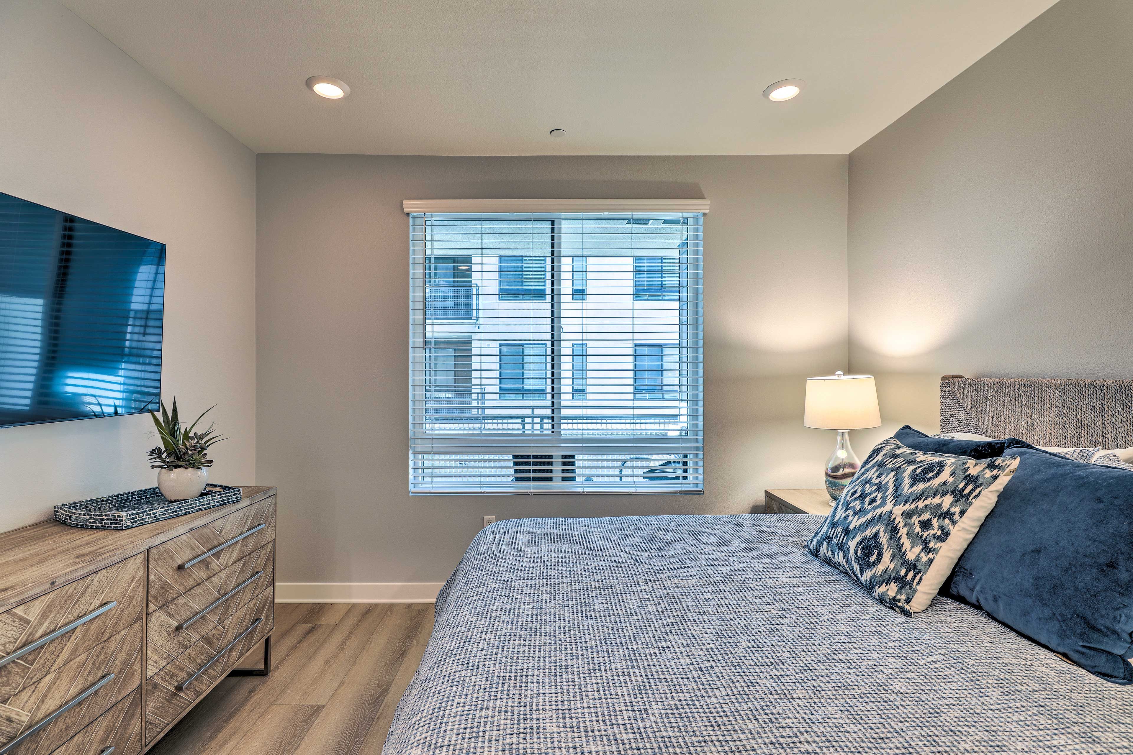 Bedroom | Smart TV