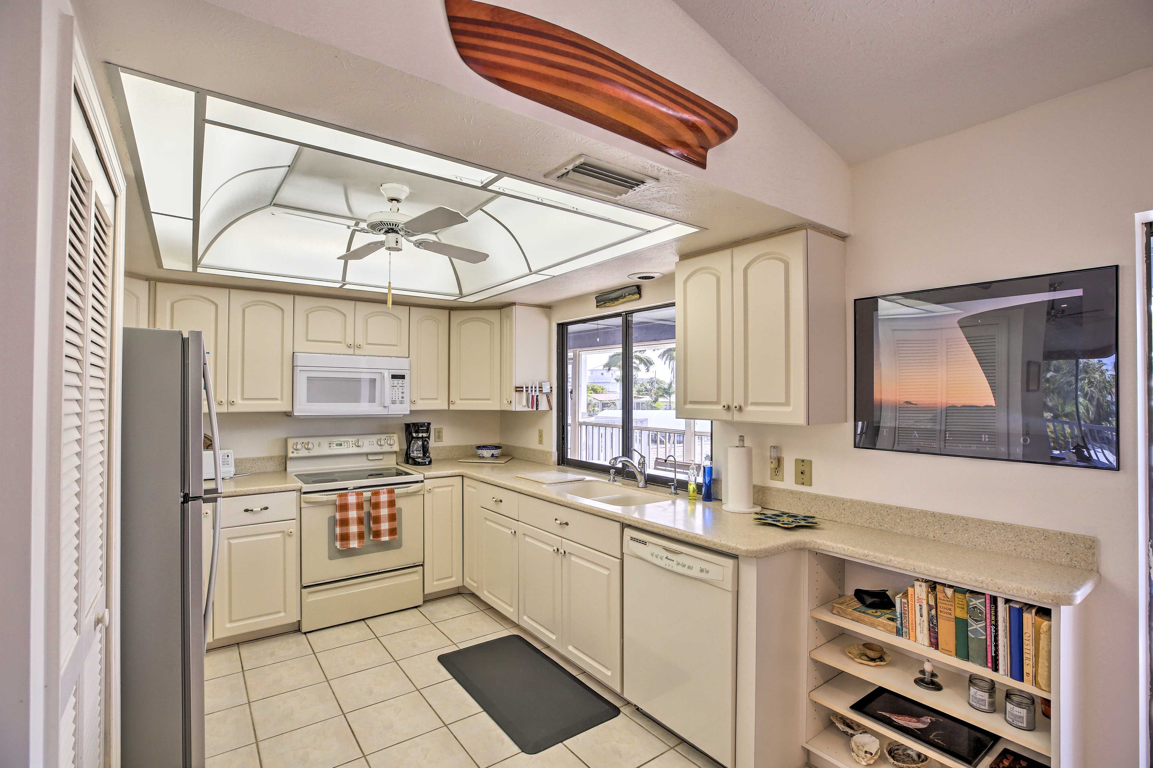 Kitchen | Fully Equipped | Coffee Maker | Cooking Basics | Dishware/Flatware