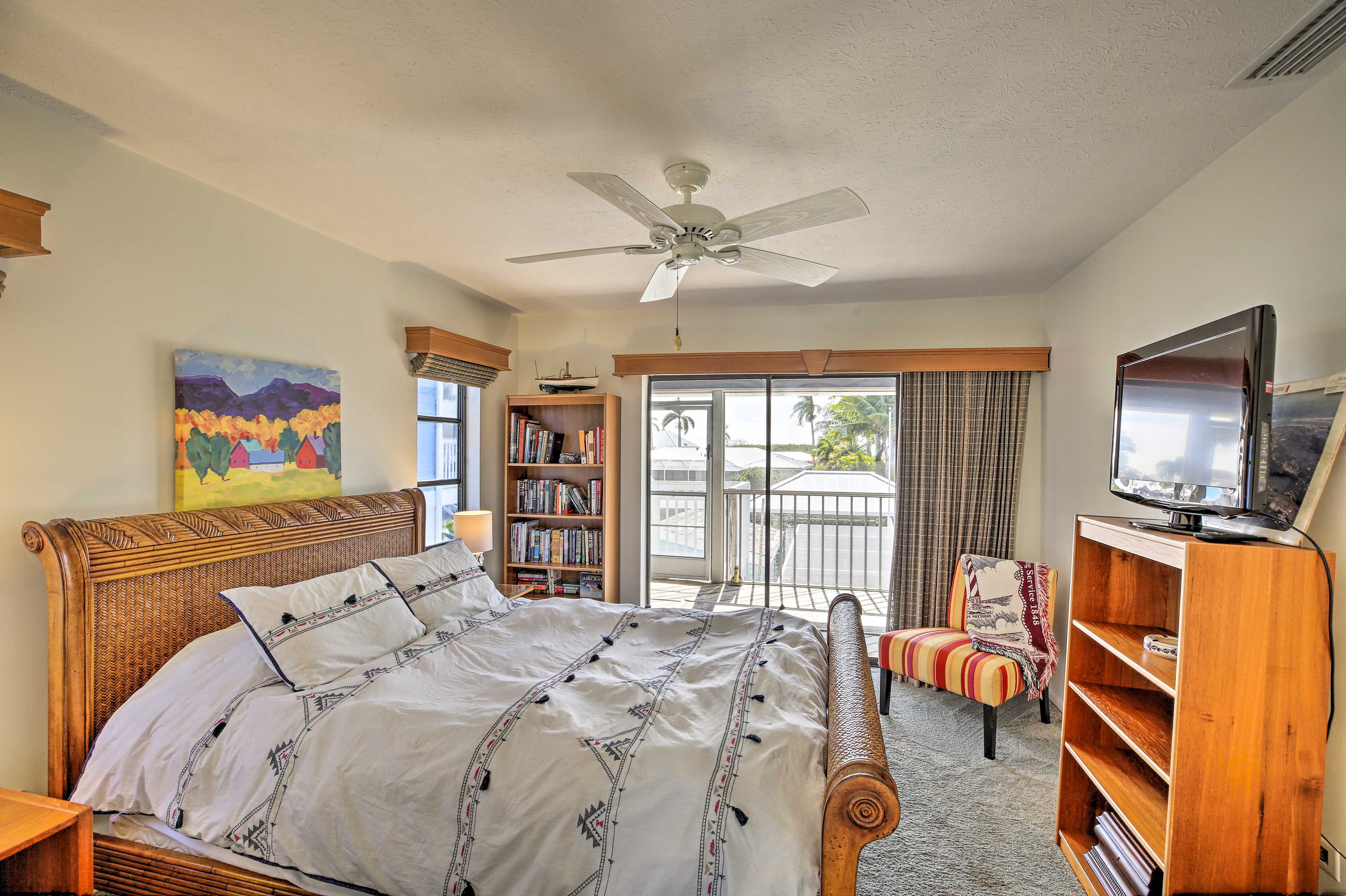 Bedroom 2 | Smart TV | Books