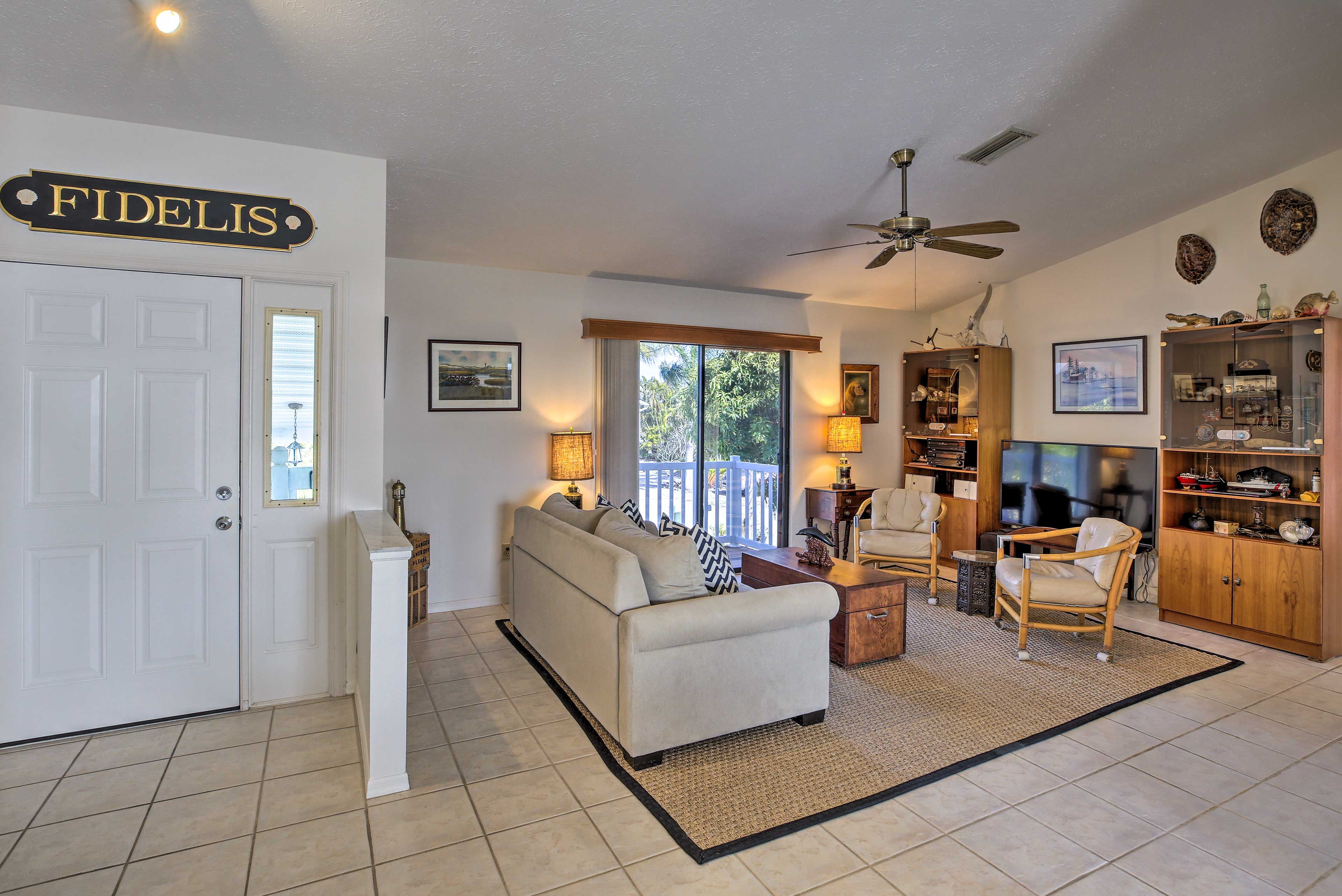 Living Room | Queen Sleeper Sofa