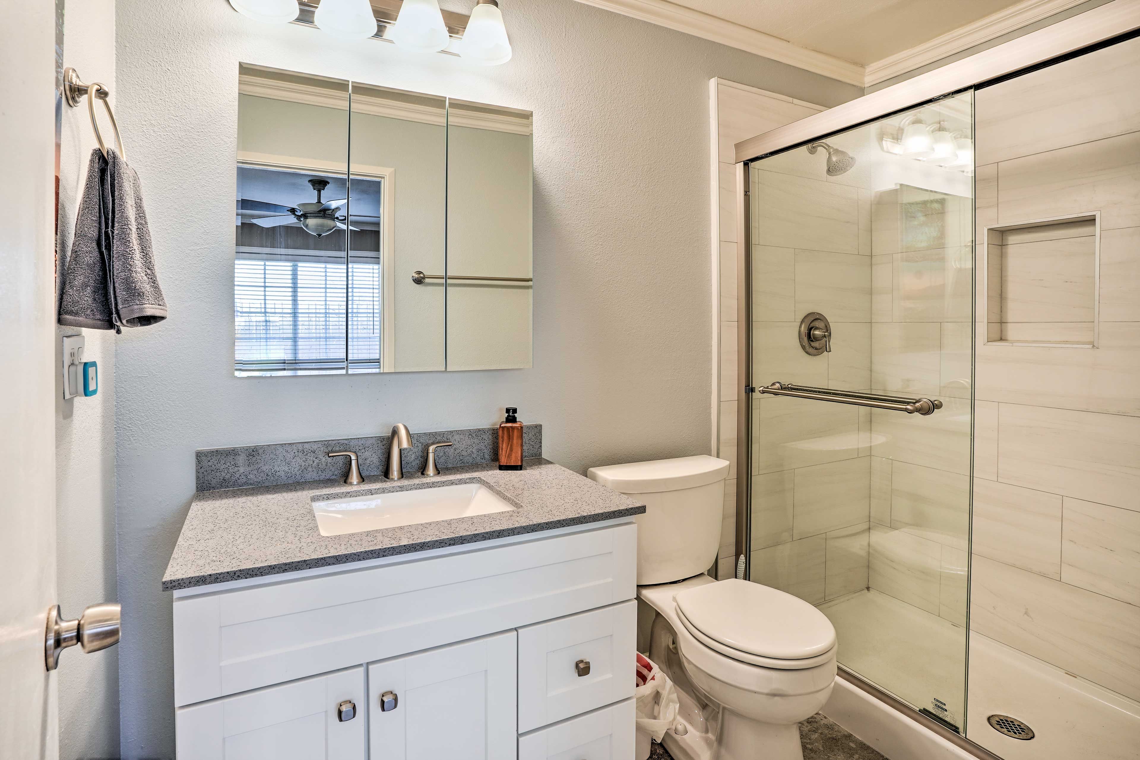 Full Bathroom | Complimentary Toiletries