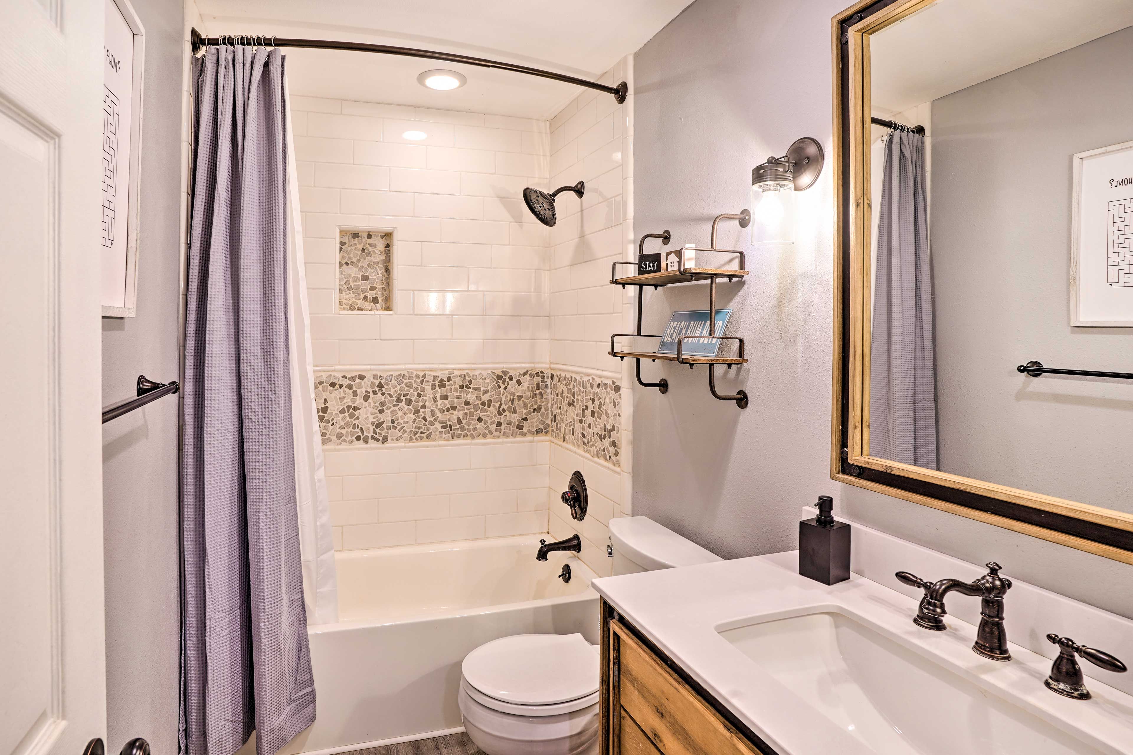 Full Bathroom | Towels Provided