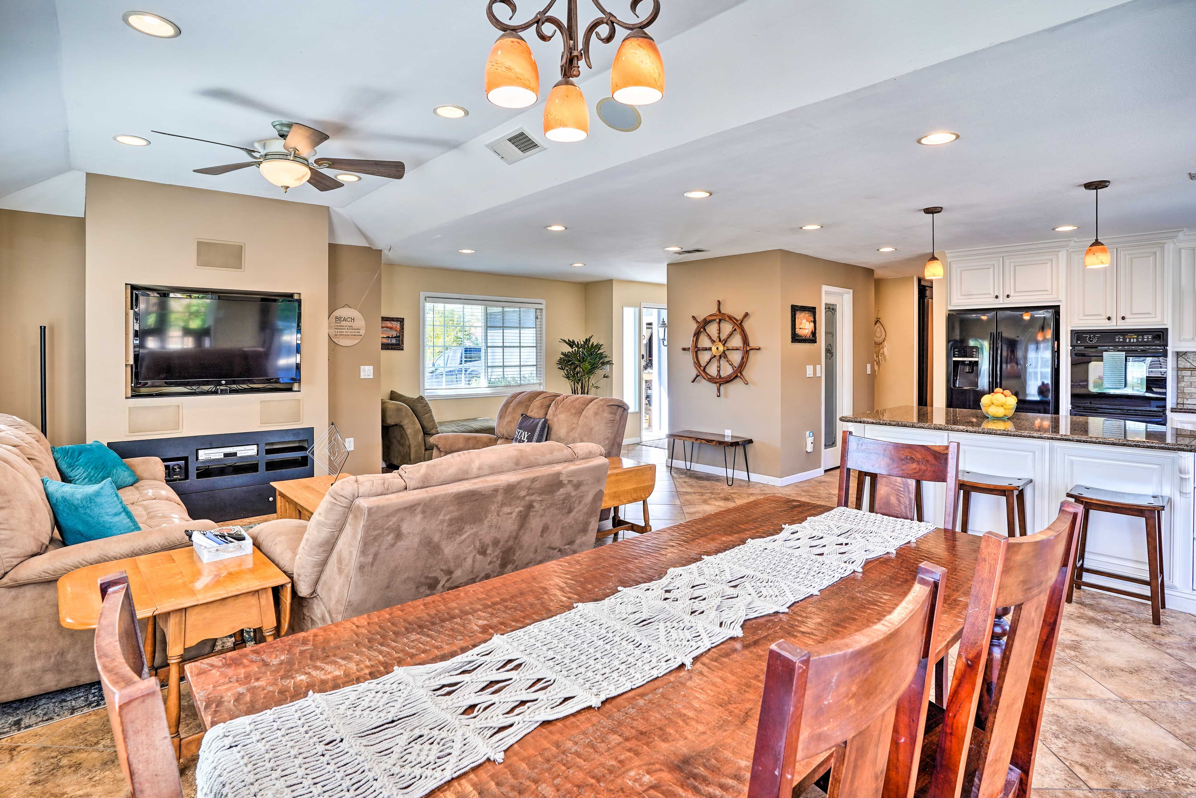 Dining Area | Dishware & Flatware Provided