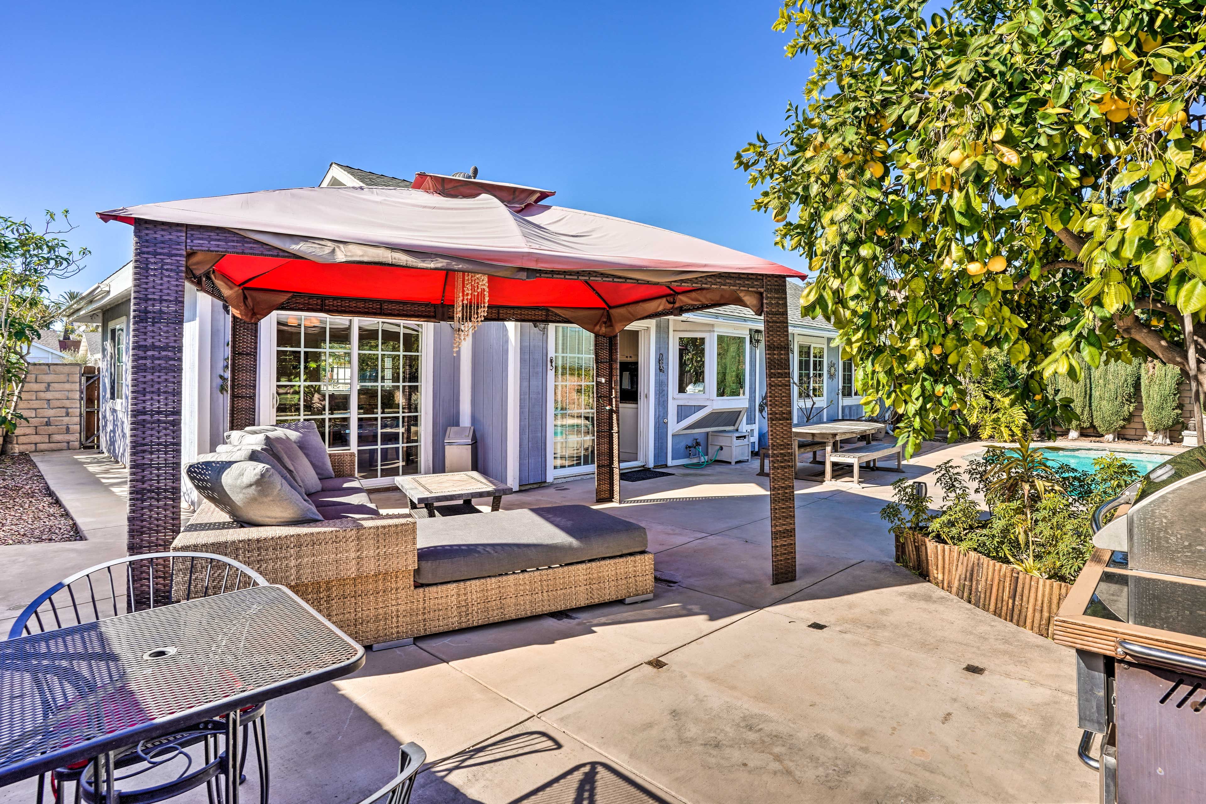 Dining Area w/ Gas Grill