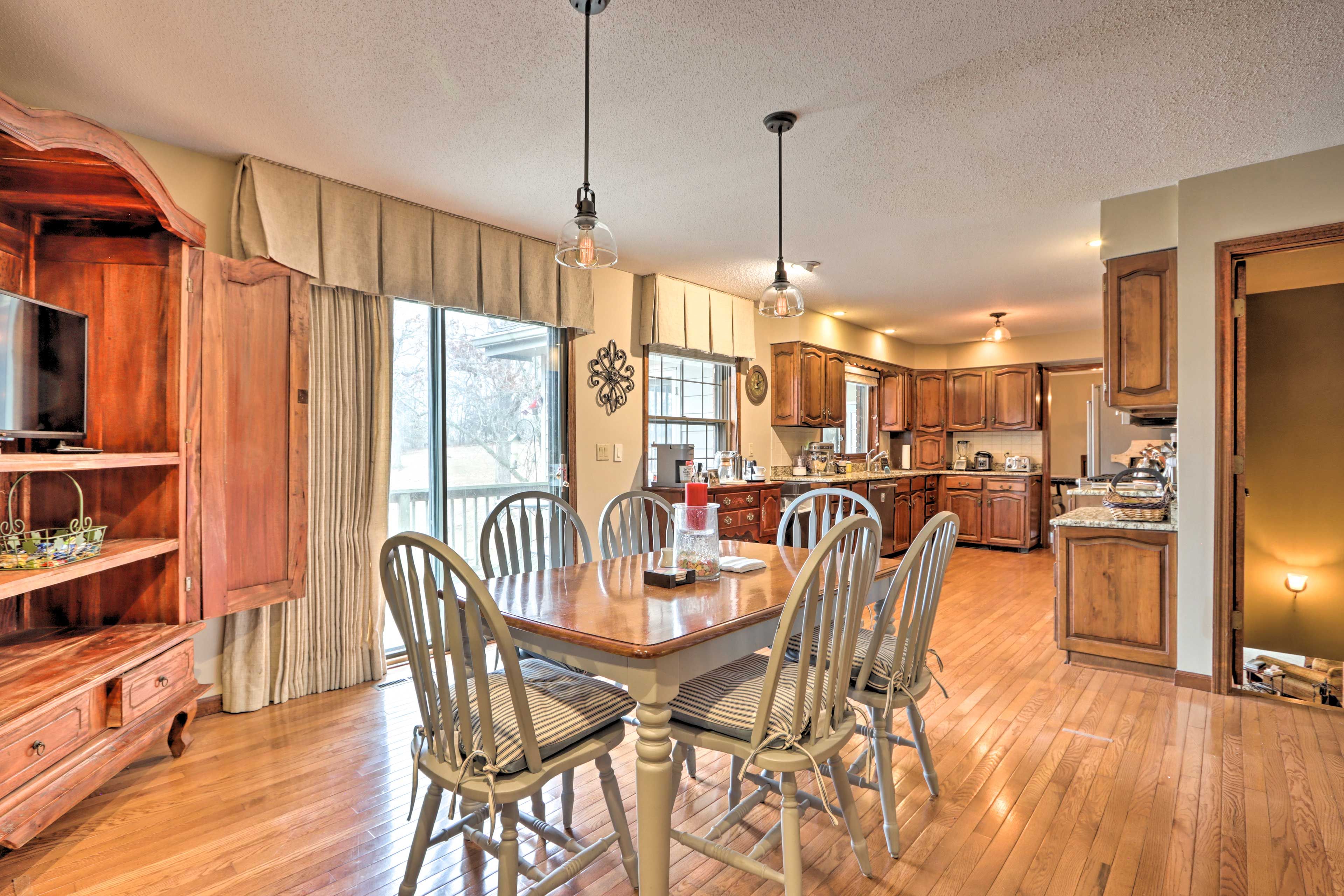 Dining Room | Dishware/Flatware Provided