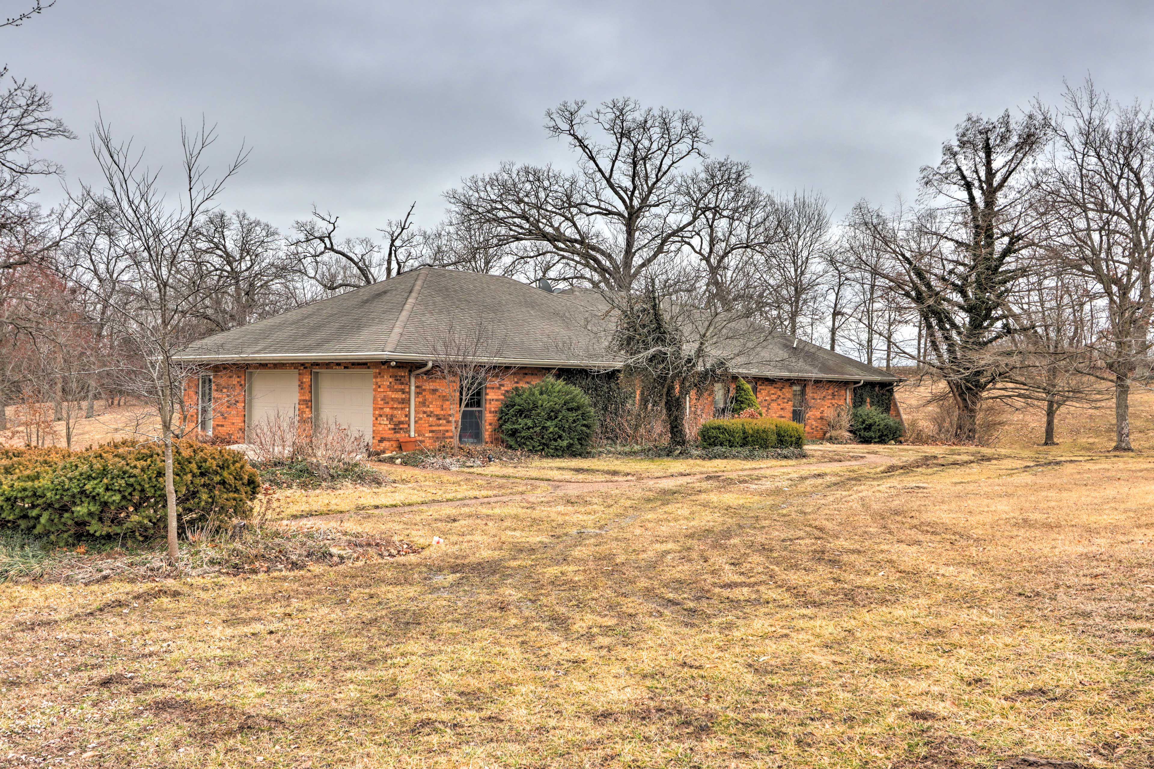 Exterior | Parking | Driveway (10 Vehicles) | RVs/Trailers Welcome