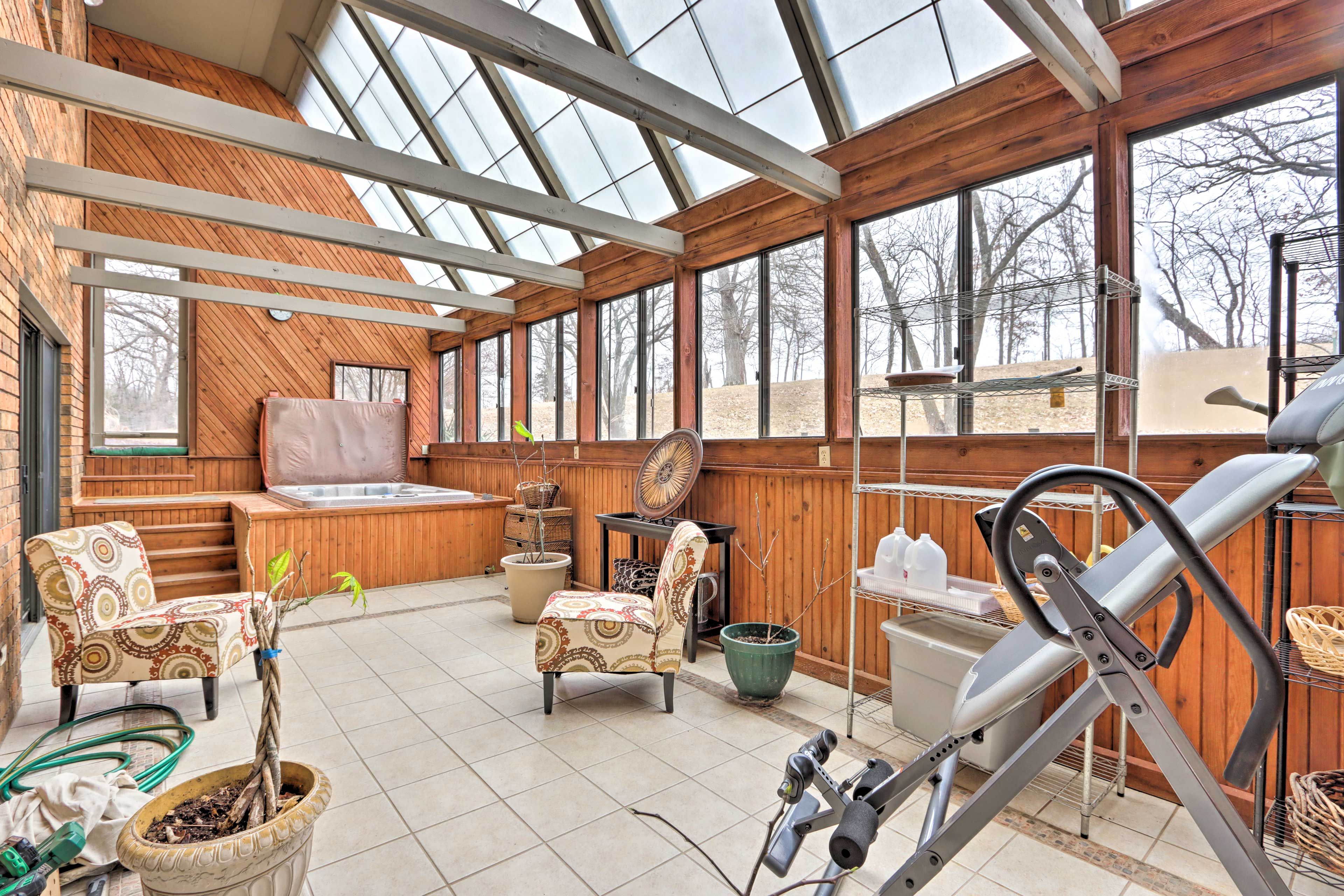 Shared Sunroom w/ Hot Tub