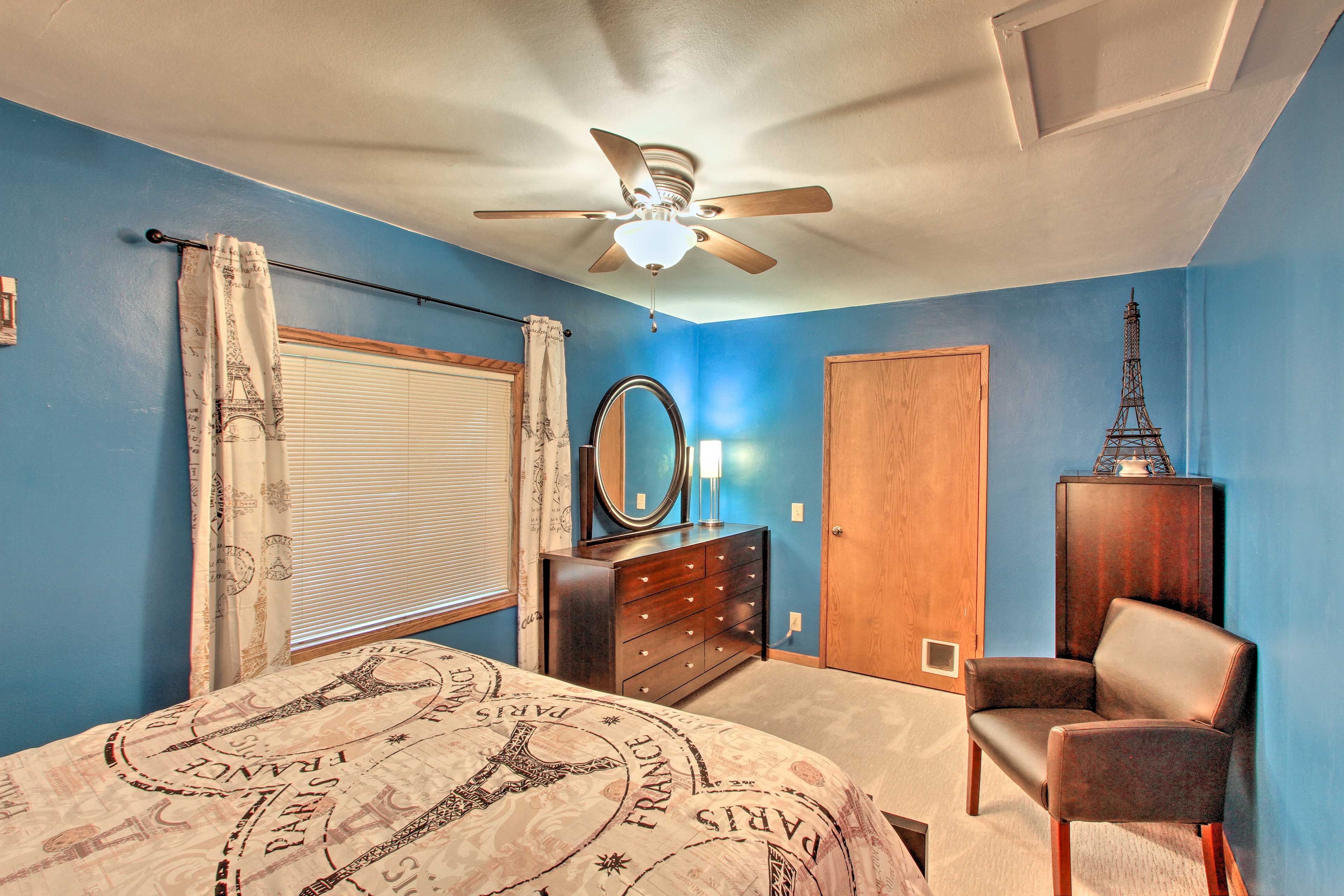 Bedroom 2 | 1st Floor | Queen Bed