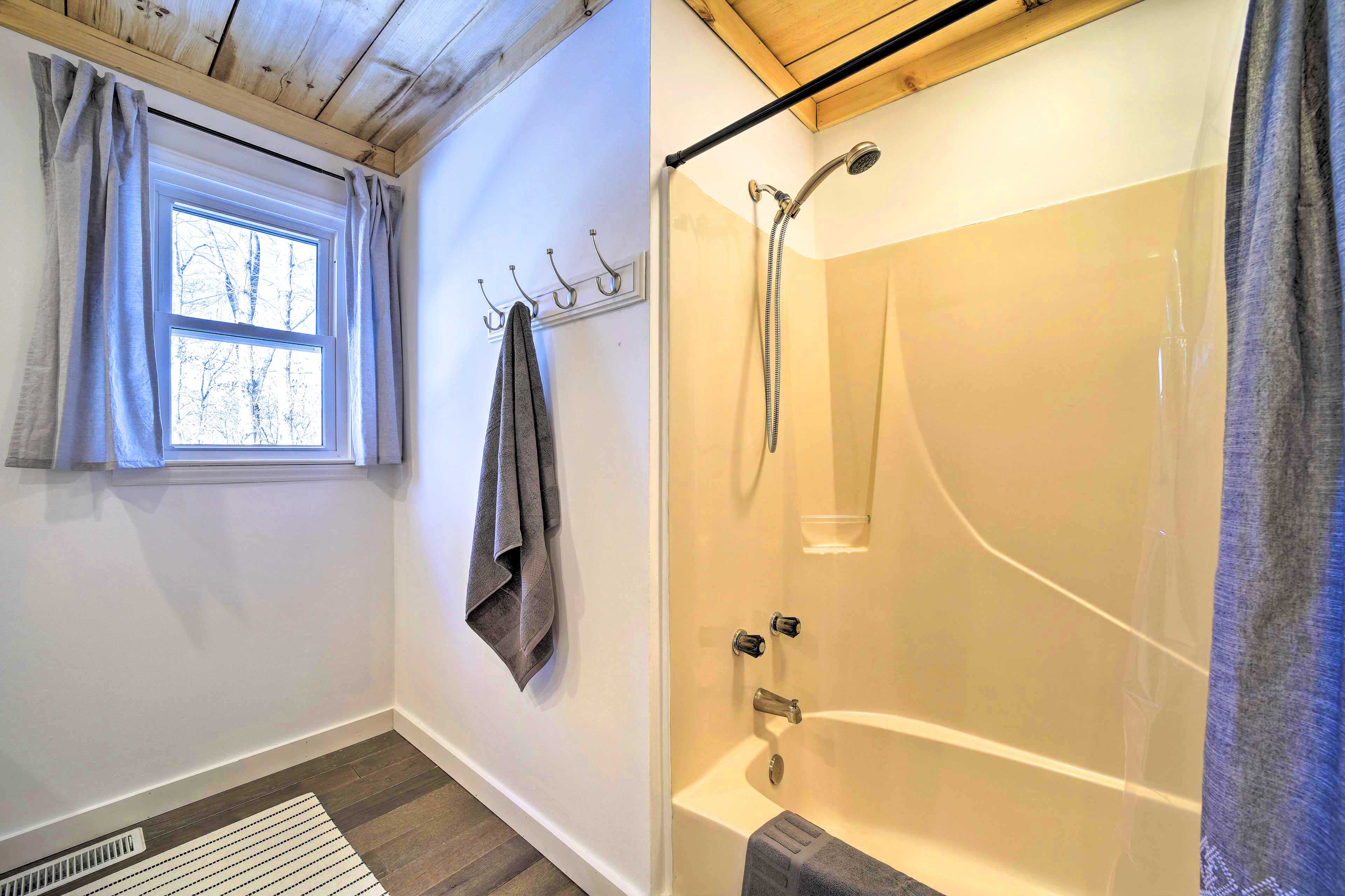 Full Bathroom | Complimentary Toiletries | Hair Dryer | Towels Provided