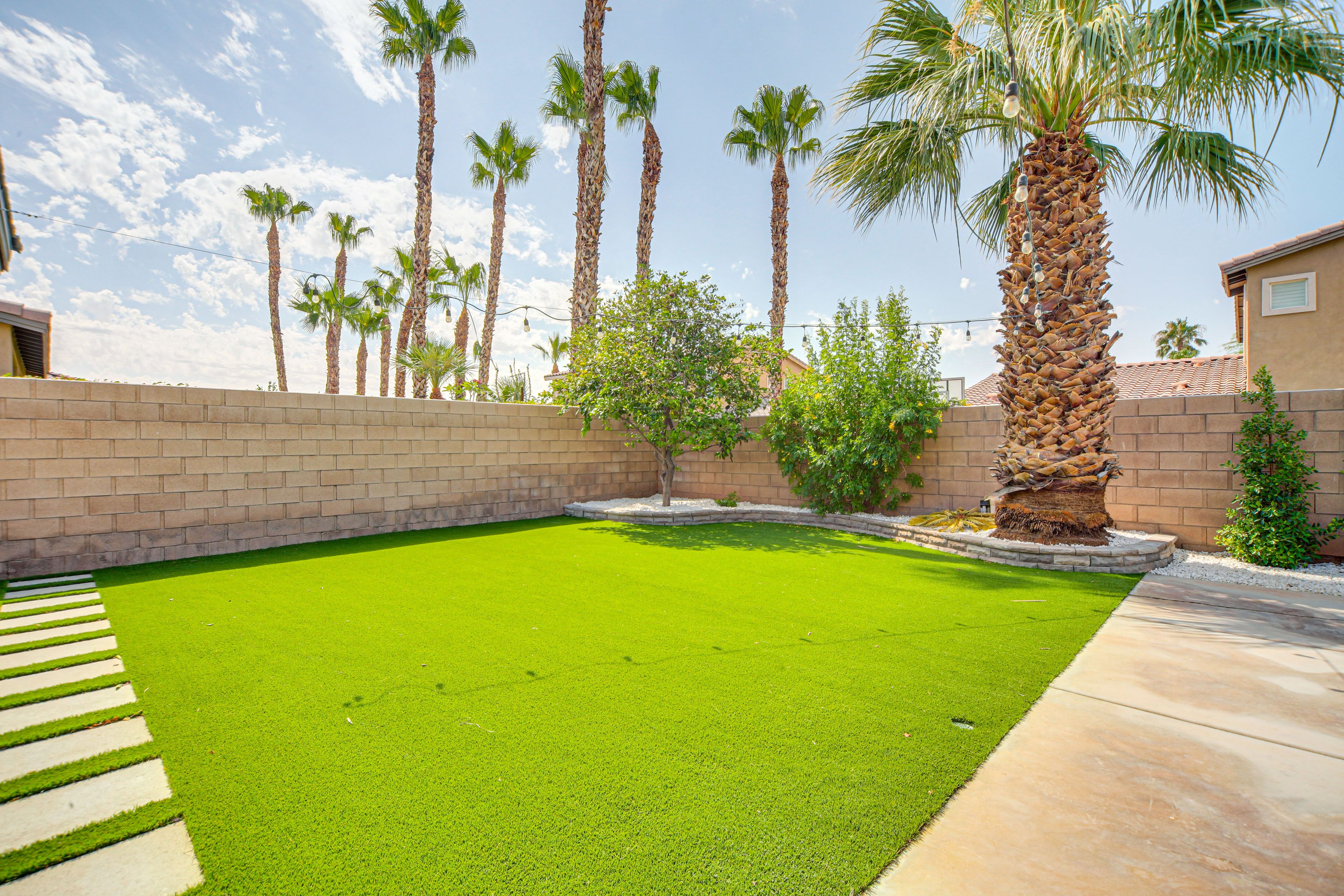 Private Yard | 2 Orange Trees | Putting Green