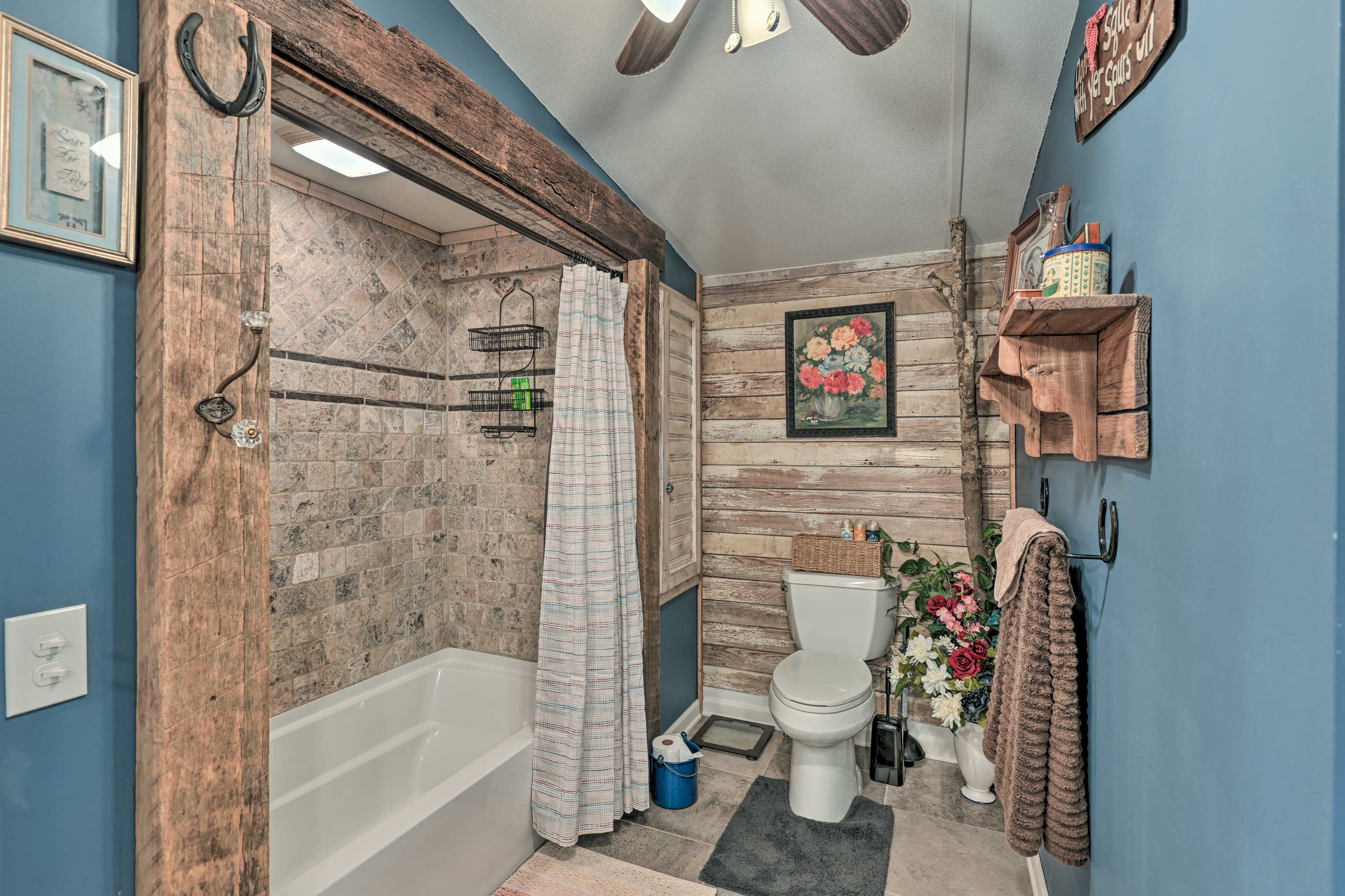 En-Suite Bathroom | Complimentary Toiletries | Hair Dryer