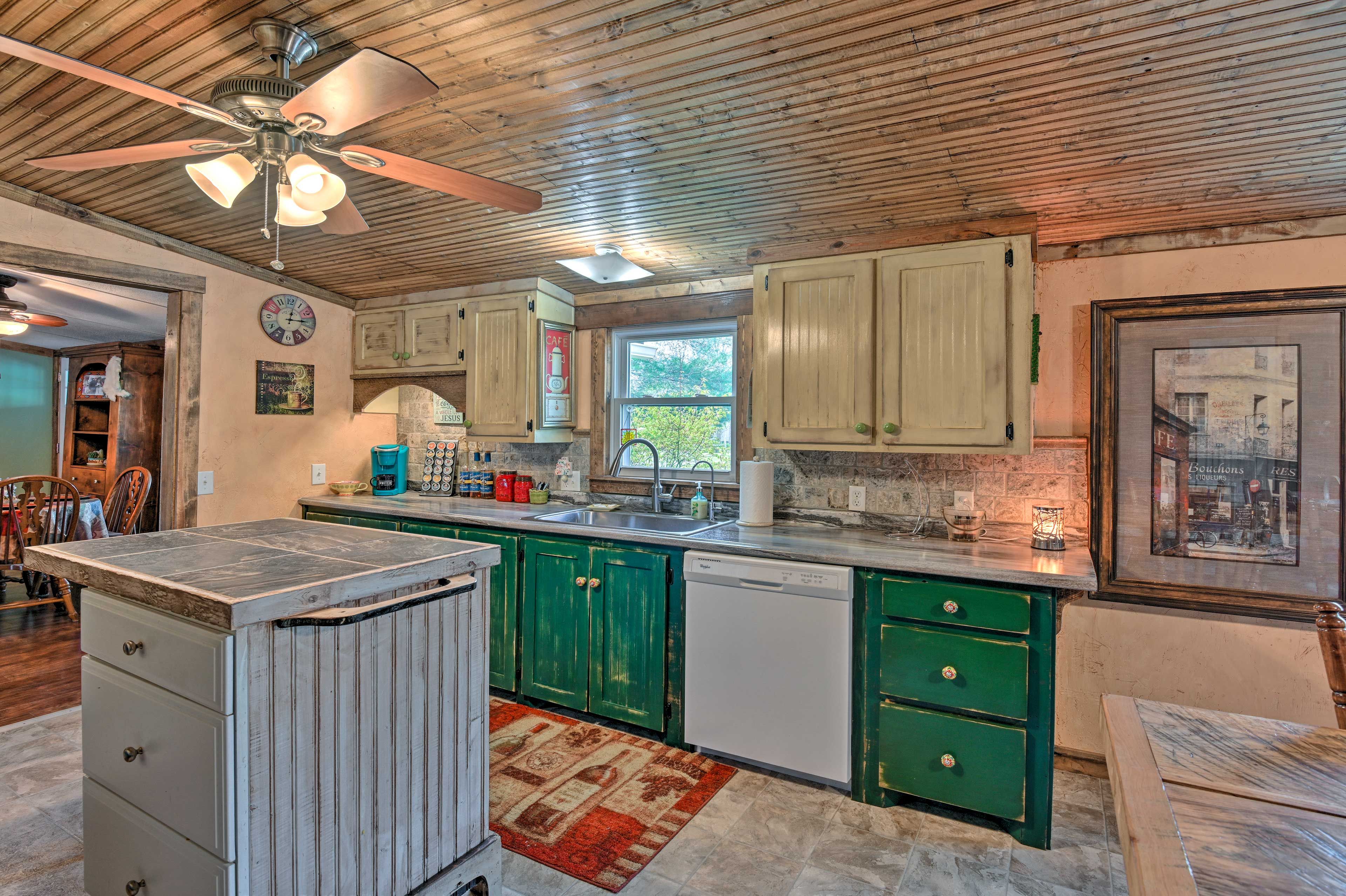 Kitchen | Keurig Coffee Maker | K-Cups Provided