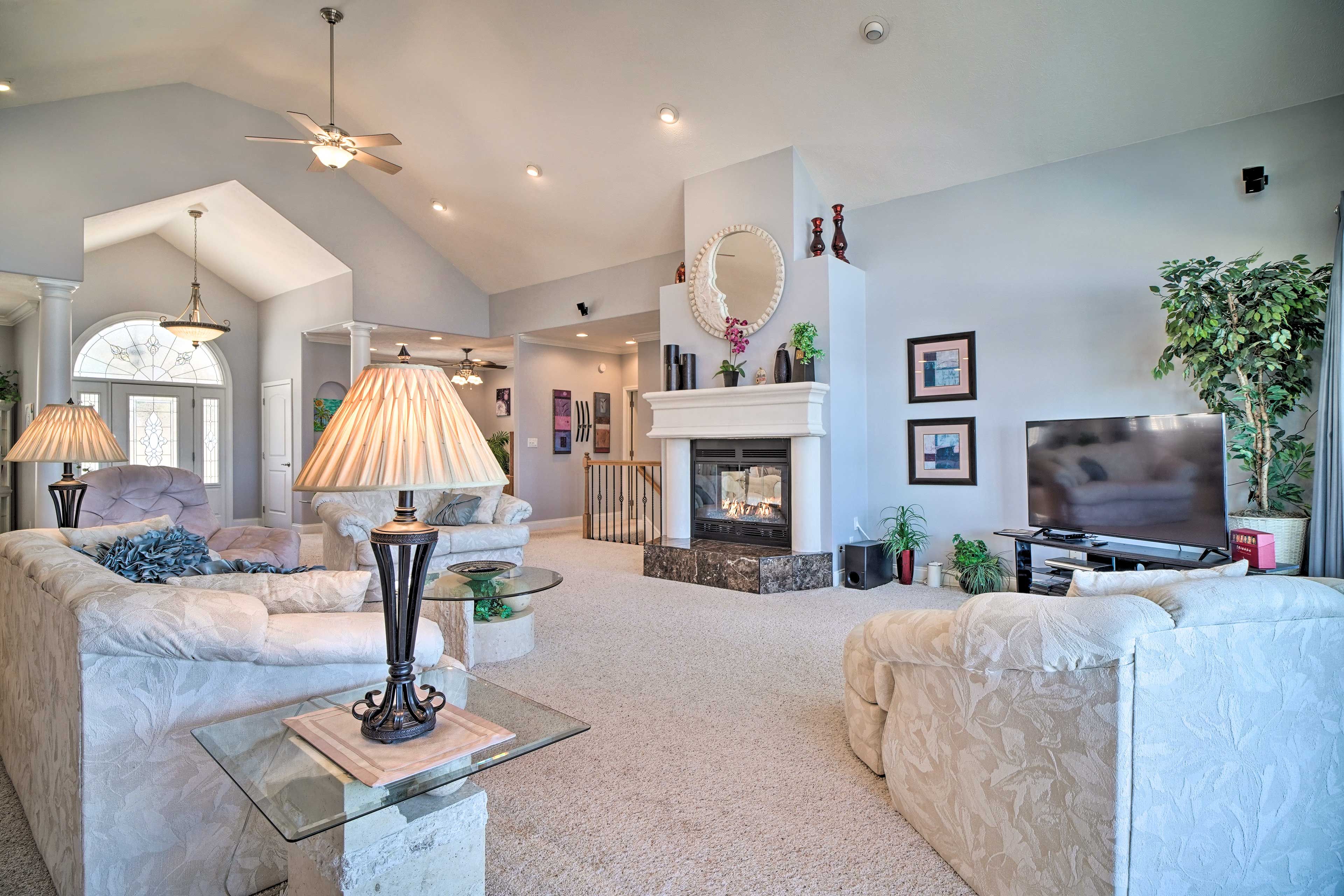 Living Room | Fireplace | Smart TV | Free WiFi